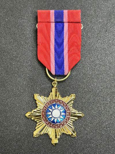 西秦中古拍卖第六十九期 - 民国宪兵服务20年奖章 带勋略 后期版