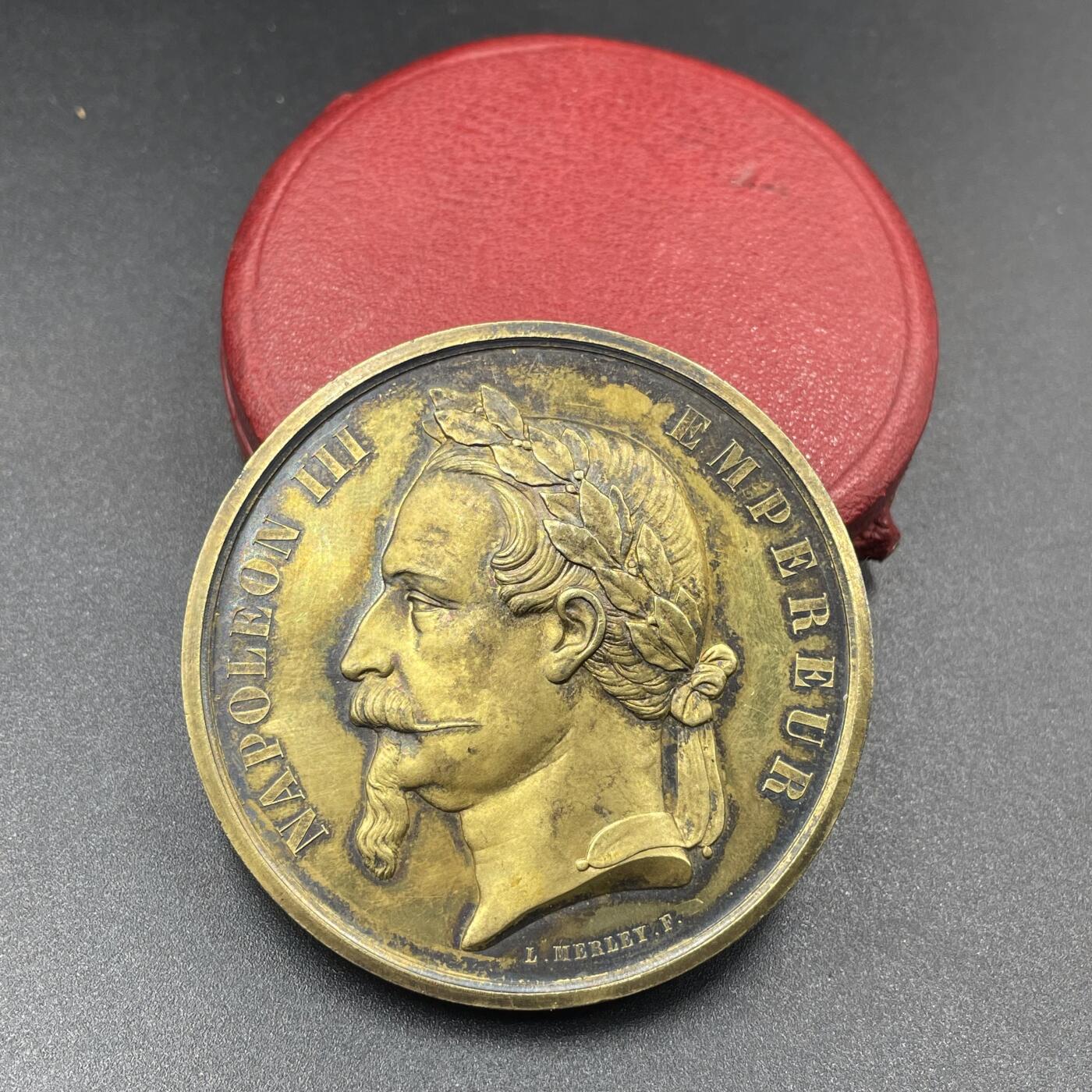 「木头集藏」“冬至雅藏”——章牌精品专场！ A.MERLEY.F～1868年法国马恩河畔沙隆地区农业、园艺与葡萄种植博览会原盒镀金大银章，直径：57.2 mm，88.2 g，边铭：蜜蜂 ARGENT，品相很不错，原盒正常扣合（打开略吃力），章面装饰有牛、马、羊等牲畜头雕，搭配葡萄藤、麦穗等农业元素，还有犁、车轮等农具图案，正中刻有“HORTICULTURE”（园艺），直观体现博览会聚焦农业、园艺与葡萄种植的主题。
