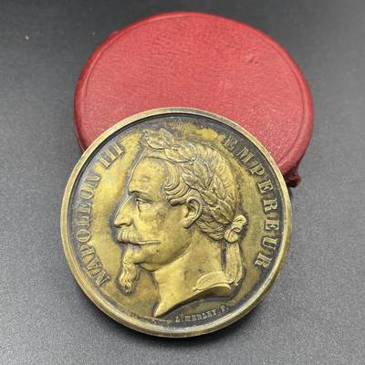 「木头集藏」“冬至雅藏”——章牌精品专场！ - A.MERLEY.F～1868年法国马恩河畔沙隆地区农业、园艺与葡萄种植博览会原盒镀金大银章，直径：57.2 mm，88.2 g，边铭：蜜蜂 ARGENT，品相很不错，原盒正常扣合（打开略吃力），章面装饰有牛、马、羊等牲畜头雕，搭配葡萄藤、麦穗等农业元素，还有犁、车轮等农具图案，正中刻有“HORTICULTURE”（园艺），直观体现博览会聚焦农业、园艺与葡萄种植的主题。