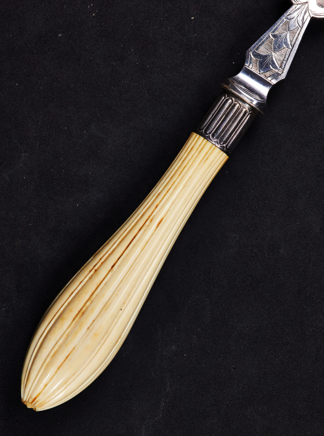 【俄甄集藏】2026年(046)01-07 星期三 晚 19:30 全场包邮 英国19世纪维多利亚时期白色珍贵材料镶嵌刻花古董纪念大型甜点餐刀、餐叉两支一套，原盒，刀长：355mm，宽：60mm；叉长：255mm，宽：50mm，总重量：309.1克