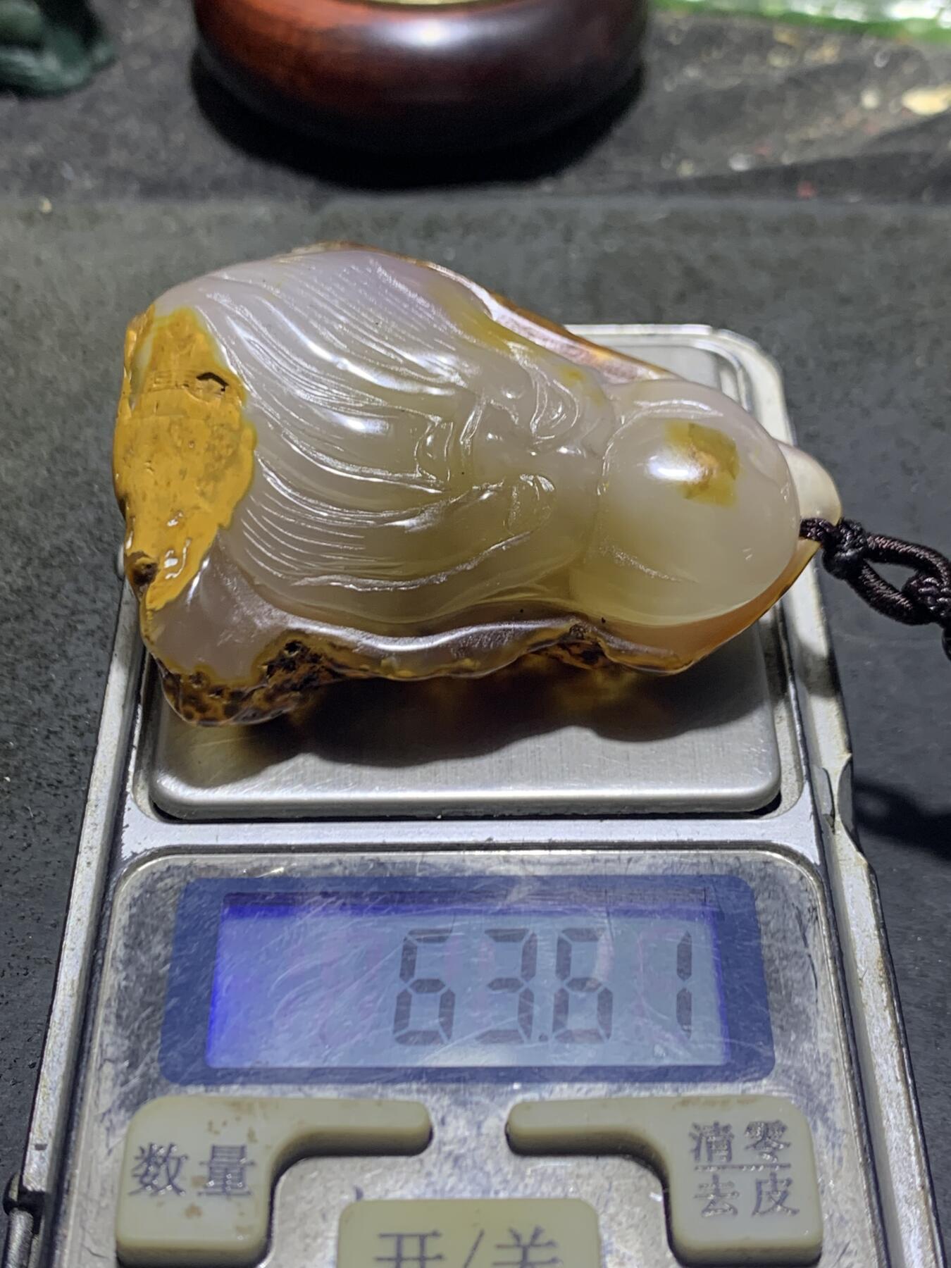 精美天然原皮马达加斯加玛瑙雕刻寿星吊坠(把件)一个，