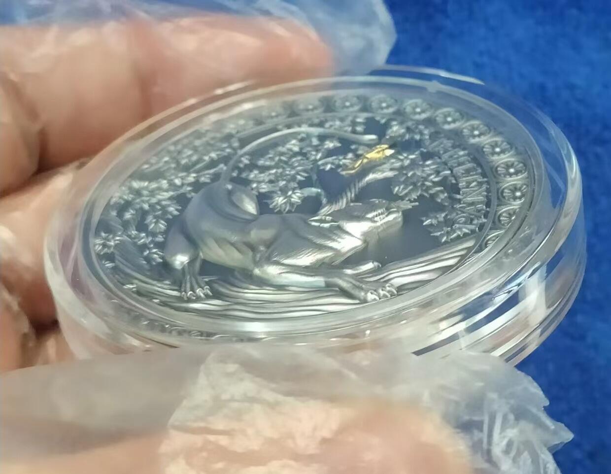 第185期拍卖 【龙头币】加纳2022，狂野杀手(1)-黑豹猎鸟，50克加大(直径达50mm)超高浮雕,仿古镀金银币. 盒证全. 龙头币 (狂野系列第一枚)，该系列即将发行第三枚. 实物图案超漂亮、立体. 新热门，国外售价348美元