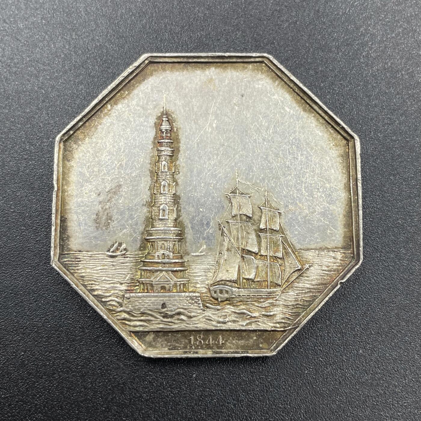 「木头集藏」“冬至雅藏”——章牌精品专场！ 法国波尔多吉伦特省海洋保险公司八角银章，直径：34.7 mm，18.2 g，边铭：蜜蜂 ARGENT，背面中间是带有皇冠的波尔多城市盾徽浮雕，两侧装饰麦穗、葡萄藤等代表吉伦特省农业与酿酒业的元素，刻画细致，少见八角。