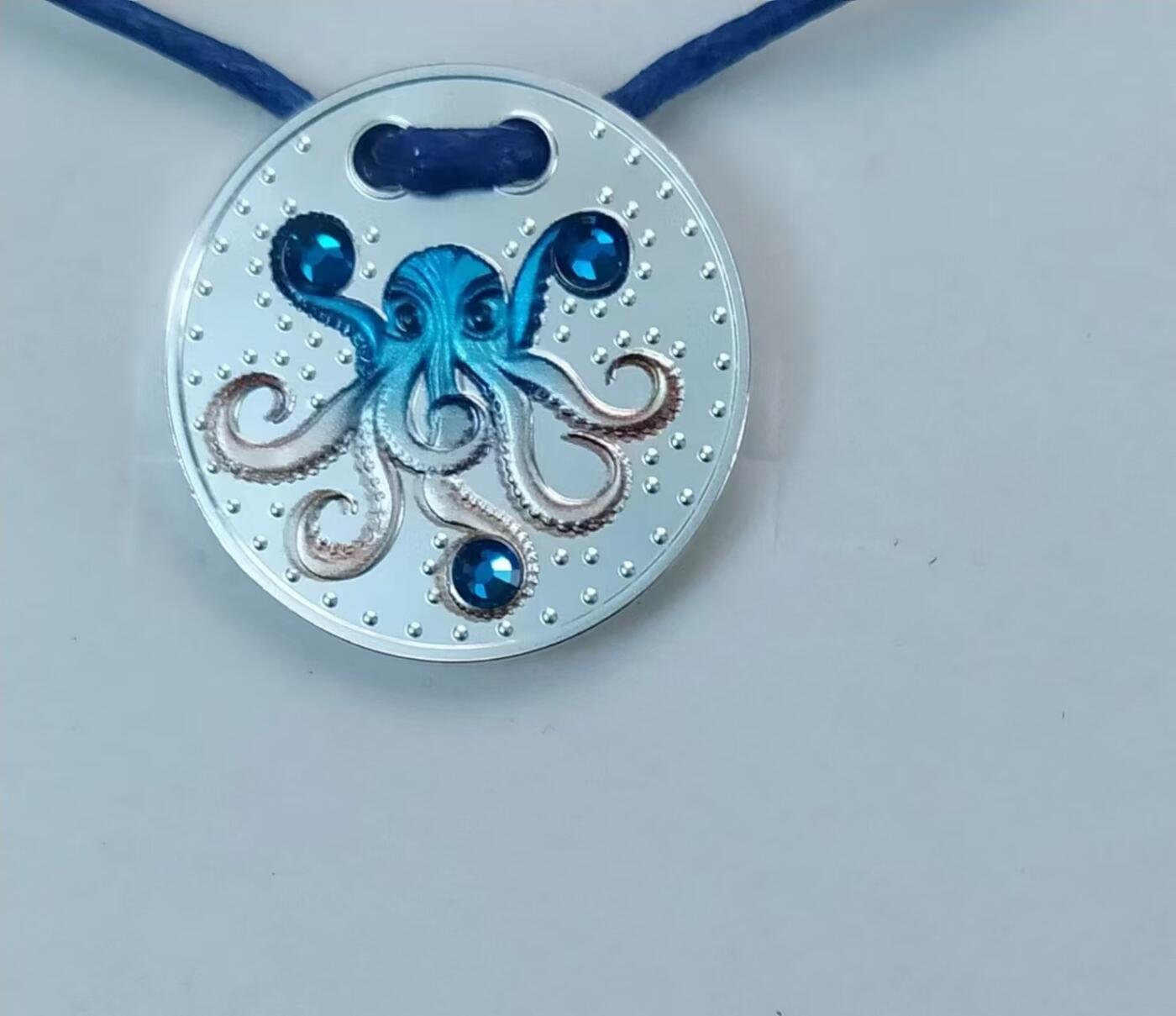 第185期拍卖 喀麦隆2022年，“章鱼”-美丽护身符. 镶嵌3枚大颗粒“卡普里蓝”宝石、项链吊坠、彩金色彩色，珠宝级精制银币. 盒证全. 超高颜值，美好时尚寓意. 国外售价145美元