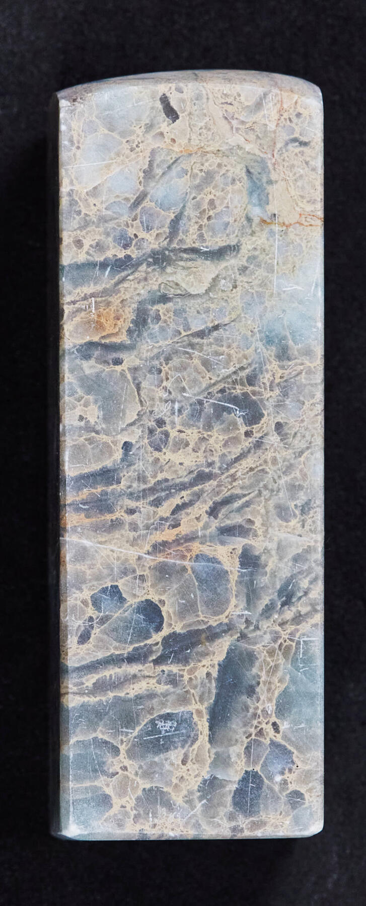 【俄甄集藏】2026年(046)01-07 星期三 晚 19:30 全场包邮 精美花坑石方料印章（产地中国四川），高：58mm，底座：19mm×19mm，重量：56.18克，花纹奇特，温润如玉