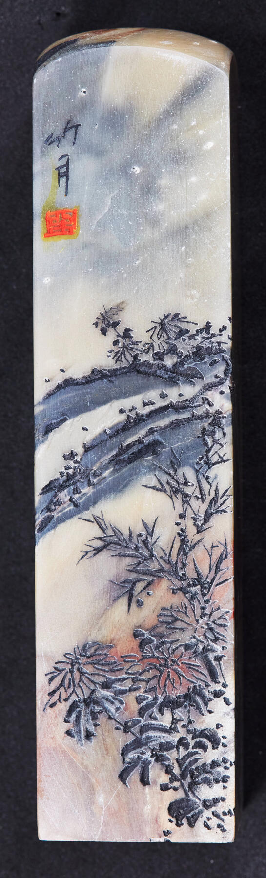 【俄甄集藏】2026年(046)01-07 星期三 晚 19:30 全场包邮 精美昌化石微雕山水印章（产地中国浙江），高：110mm，底座：27mm×27mm，重量：210.45克，色彩斑斓，俏色巧雕，难得