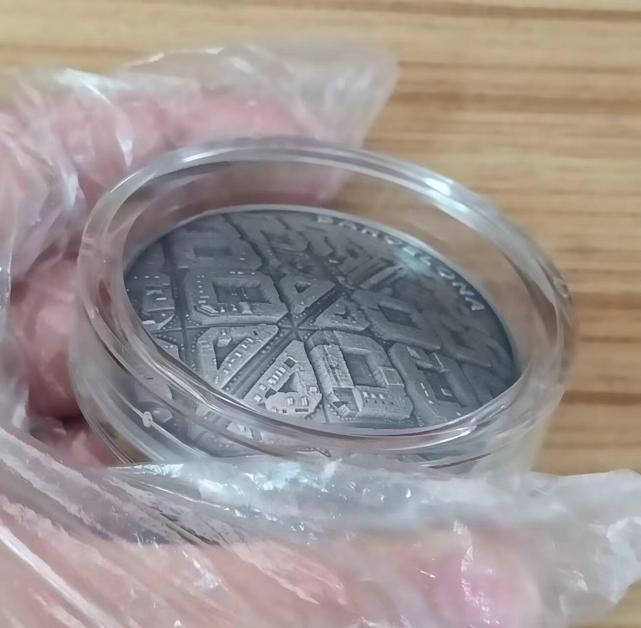 第185期拍卖 【龙头币,2盎司新无人机迷宫系列】喀麦隆2021年，无人机之下-巴萨罗那迷宫，2盎司加大(直径达50mm)、正反高深凹凸曲弧面穹顶形(半球面形),高浮雕仿古银币. 盒证全. 迷宫热门银币. 国外原售价316美元