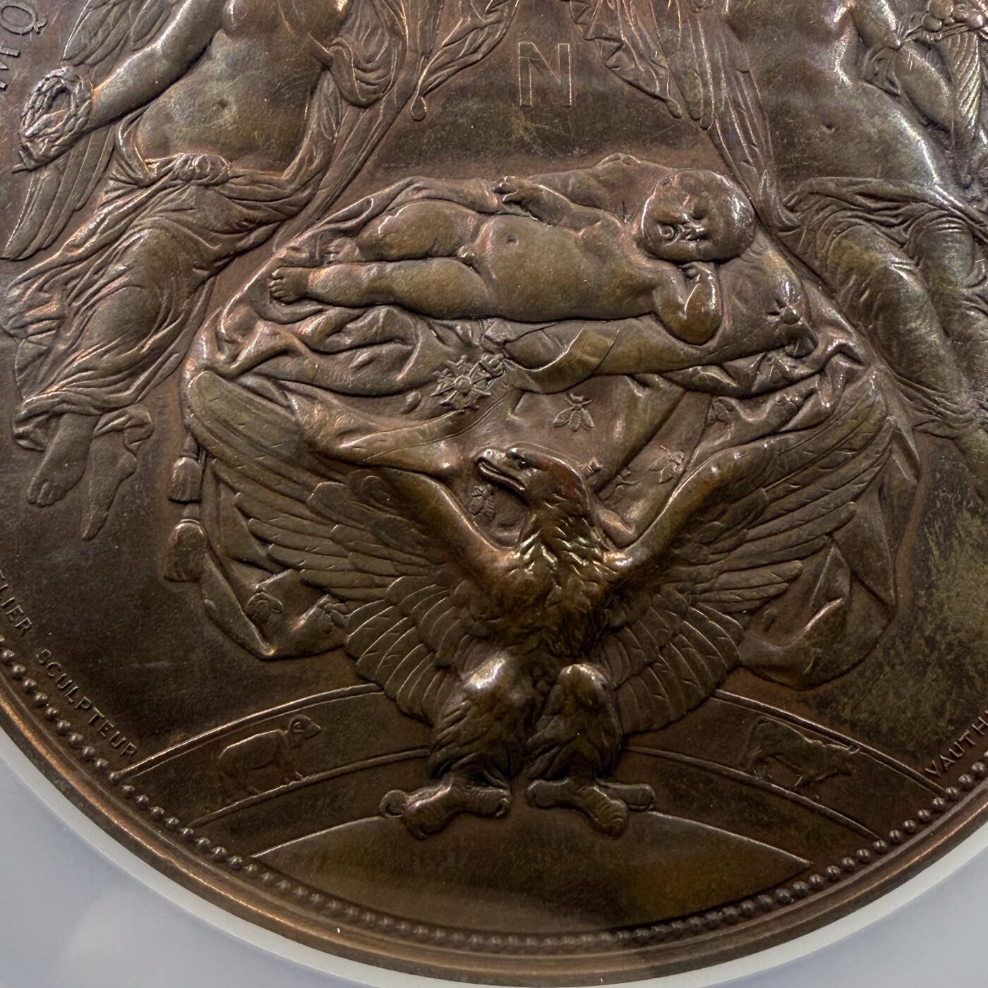 「木头集藏」“冬至雅藏”——章牌精品专场！ Galle～1856年法国皇太子诞生志喜大铜章 ，AU 58 BN，偏低评，直径：77 mm，227克，厚重精美。章上的这个摇篮是巴黎市政府为庆贺皇太子诞生而进献给拿破仑三世的贺礼，目前保存于巴黎市历史博物馆（Musée Carnavalet），我们可以在图中欣赏它的极尽奢华与精美。