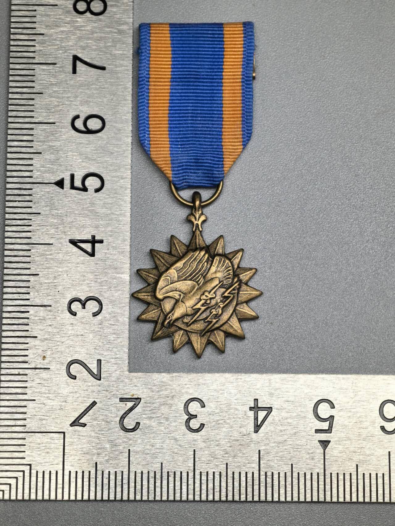 小驴勋章奖章收藏12月20日周六晚六点拍卖（珍爱和平，收藏战争，铭记历史，勿忘国耻，忠党爱国。有偿代拍，送拍规则在简介最后，参拍须阅读规则后再参拍，关系到运费包装发货时效真假辨别等关键信息，拍卖时不再发原图，看大图店主微信码在拍卖店铺介绍里）