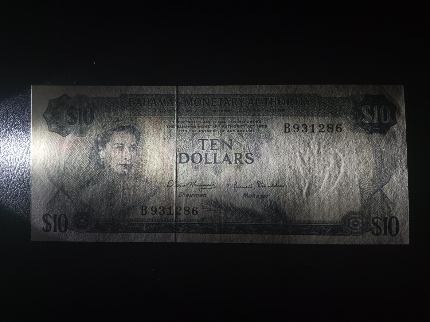 2025十二月第四期，总209期 巴哈马1968版10元AUNC，中期“巴哈马金管局”抬头，稀有的中高面值，大冠女王和火烈鸟，德纳罗公司水粉画风格的唯美彩背