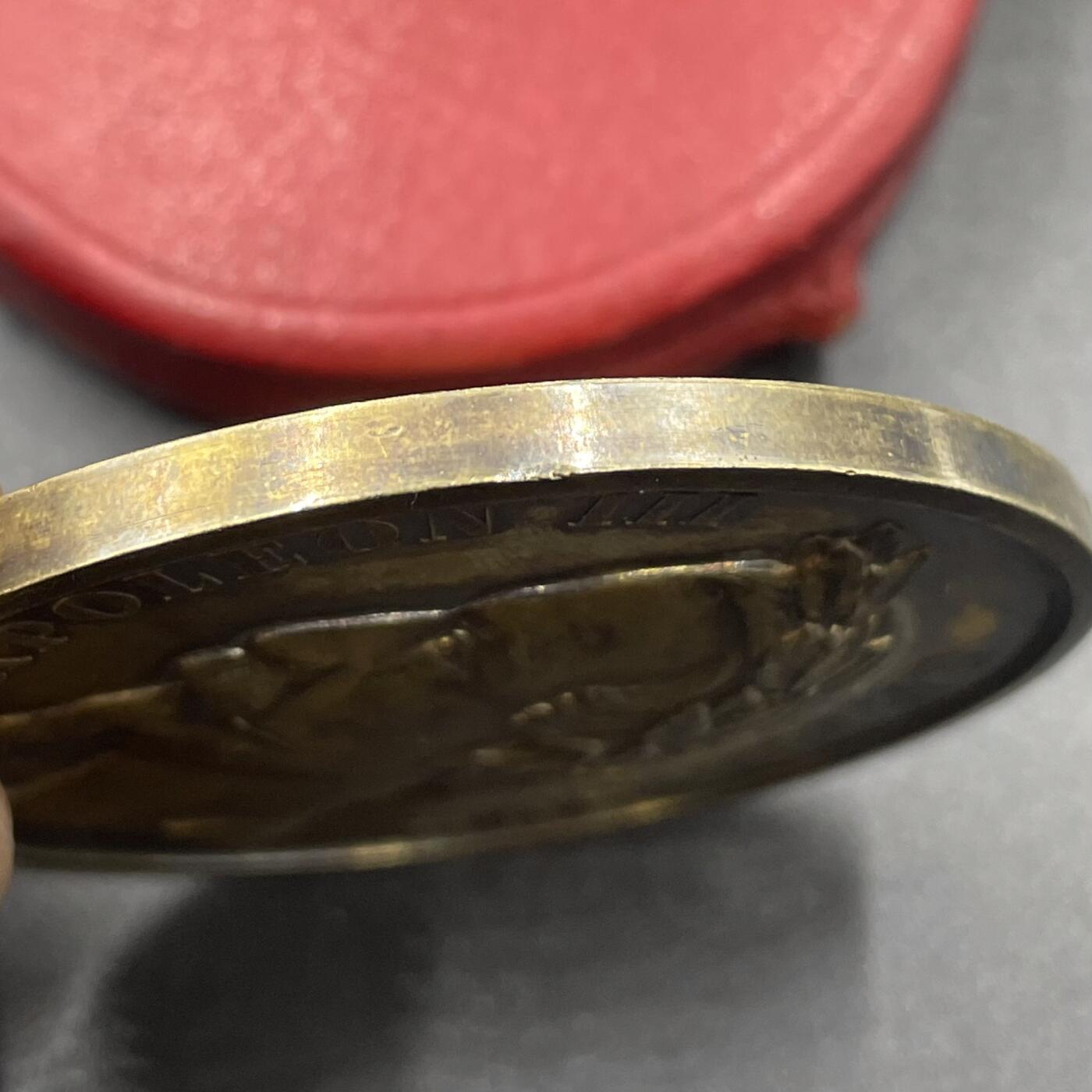 「木头集藏」“冬至雅藏”——章牌精品专场！ A.MERLEY.F～1868年法国马恩河畔沙隆地区农业、园艺与葡萄种植博览会原盒镀金大银章，直径：57.2 mm，88.2 g，边铭：蜜蜂 ARGENT，品相很不错，原盒正常扣合（打开略吃力），章面装饰有牛、马、羊等牲畜头雕，搭配葡萄藤、麦穗等农业元素，还有犁、车轮等农具图案，正中刻有“HORTICULTURE”（园艺），直观体现博览会聚焦农业、园艺与葡萄种植的主题。