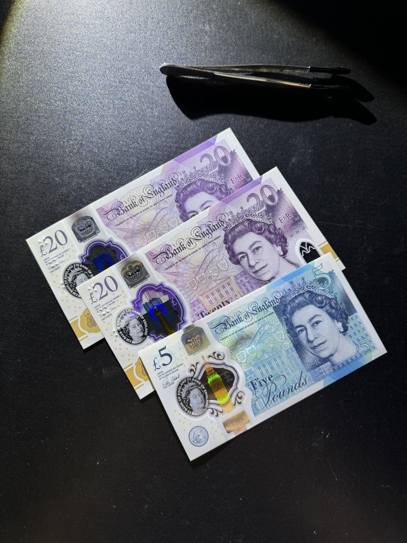 【外币出坑】0元0佣金起拍 无保留价 英国G序列 5磅 20磅 全新UNC 尾号776有指甲印 含1枚倒置号 共3枚