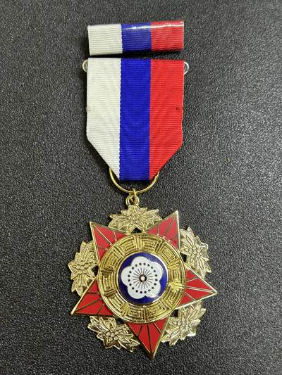 西秦中古拍卖第六十九期 - 民国甲种一等陆海空军奖章 带勋略 退台后