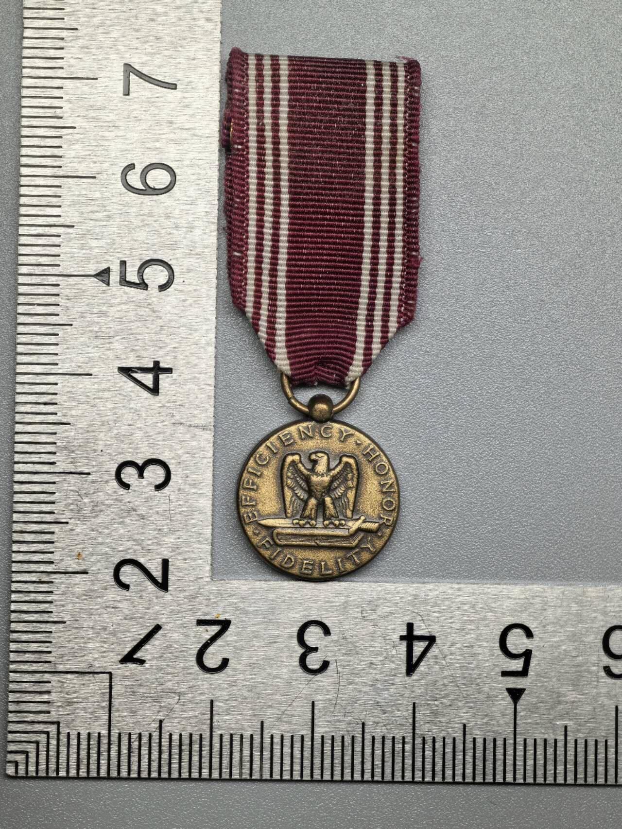 小驴勋章奖章收藏12月20日周六晚六点拍卖（珍爱和平，收藏战争，铭记历史，勿忘国耻，忠党爱国。有偿代拍，送拍规则在简介最后，参拍须阅读规则后再参拍，关系到运费包装发货时效真假辨别等关键信息，拍卖时不再发原图，看大图店主微信码在拍卖店铺介绍里） 美国陆军良好行为奖章迷你章G23标