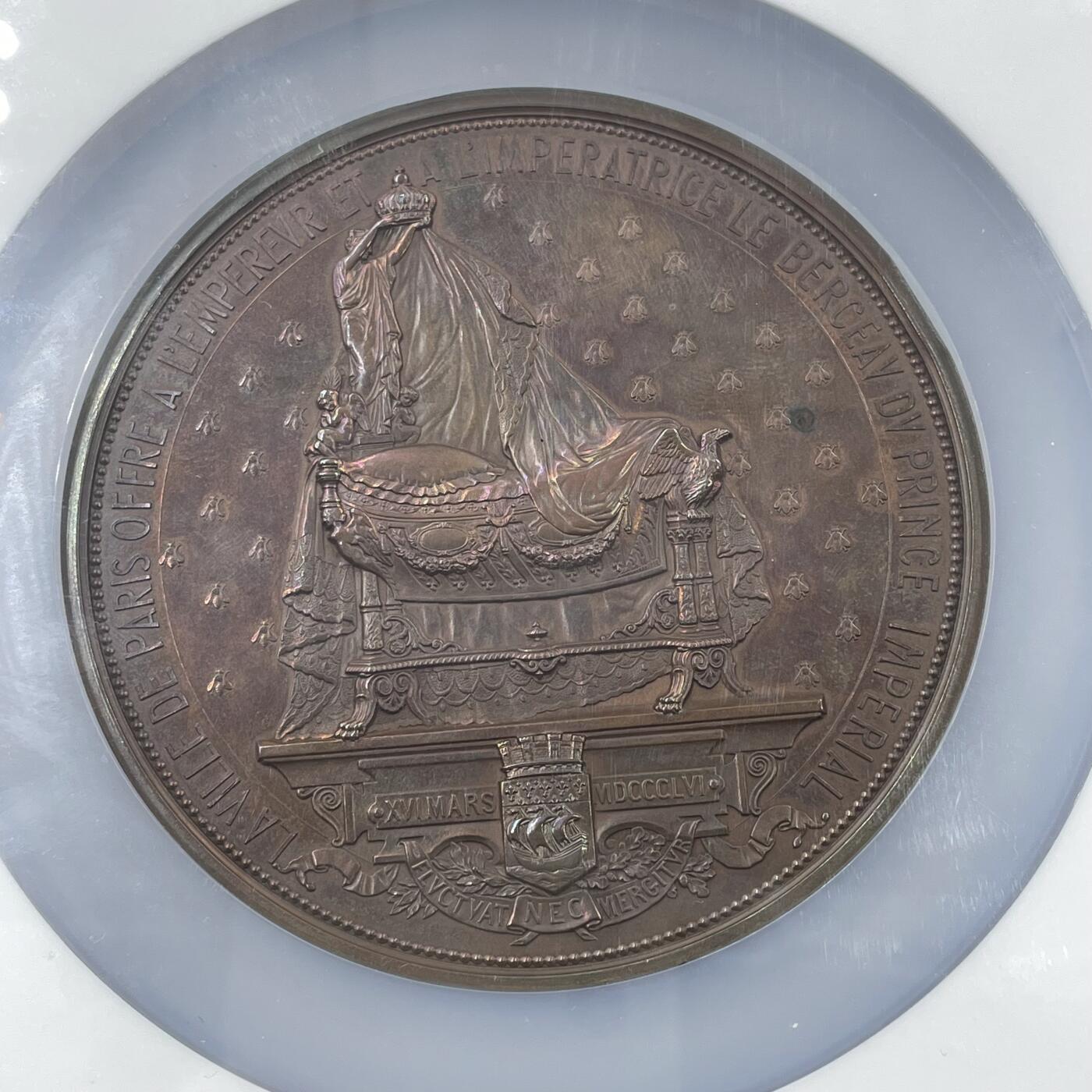 「木头集藏」“冬至雅藏”——章牌精品专场！ Galle～1856年法国皇太子诞生志喜大铜章 ，AU 58 BN，偏低评，直径：77 mm，227克，厚重精美。章上的这个摇篮是巴黎市政府为庆贺皇太子诞生而进献给拿破仑三世的贺礼，目前保存于巴黎市历史博物馆（Musée Carnavalet），我们可以在图中欣赏它的极尽奢华与精美。