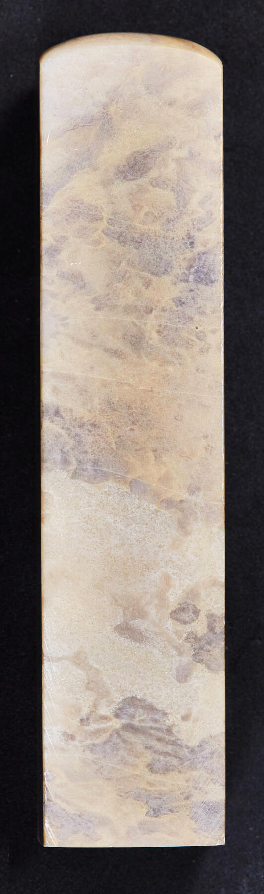 【俄甄集藏】2026年(046)01-07 星期三 晚 19:30 全场包邮 精美昌化石微雕山水印章（产地中国浙江），高：110mm，底座：25mm×25mm，重量：170.45克，质地温润，俏色巧雕，难得