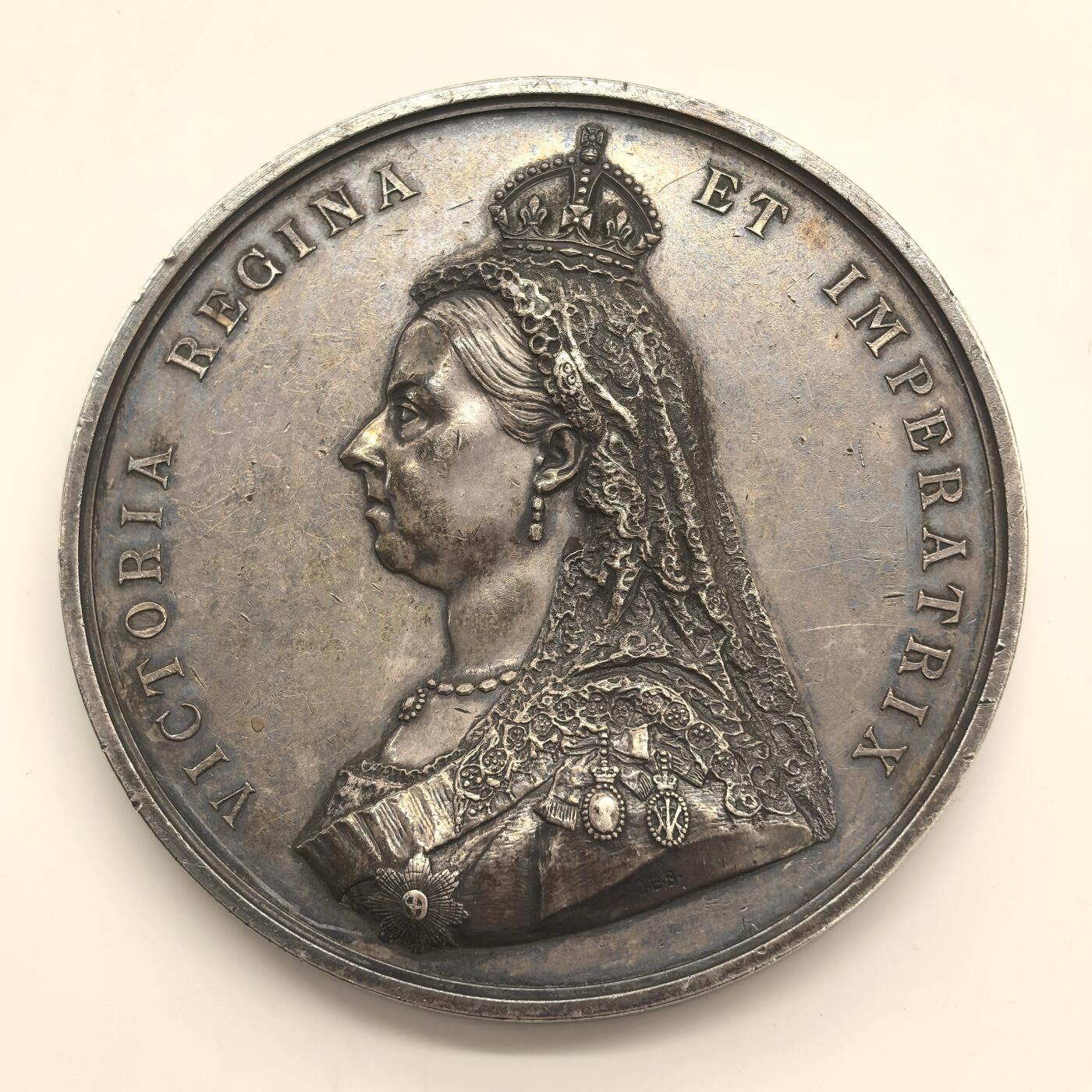 博洋堂世界钱币拍卖第153期（全场包邮） 1887年英国维多利亚女王登基50周年纪念大银章，直径77mm，重215克。正面维多利亚女王头像，背面神话天使加冕场景