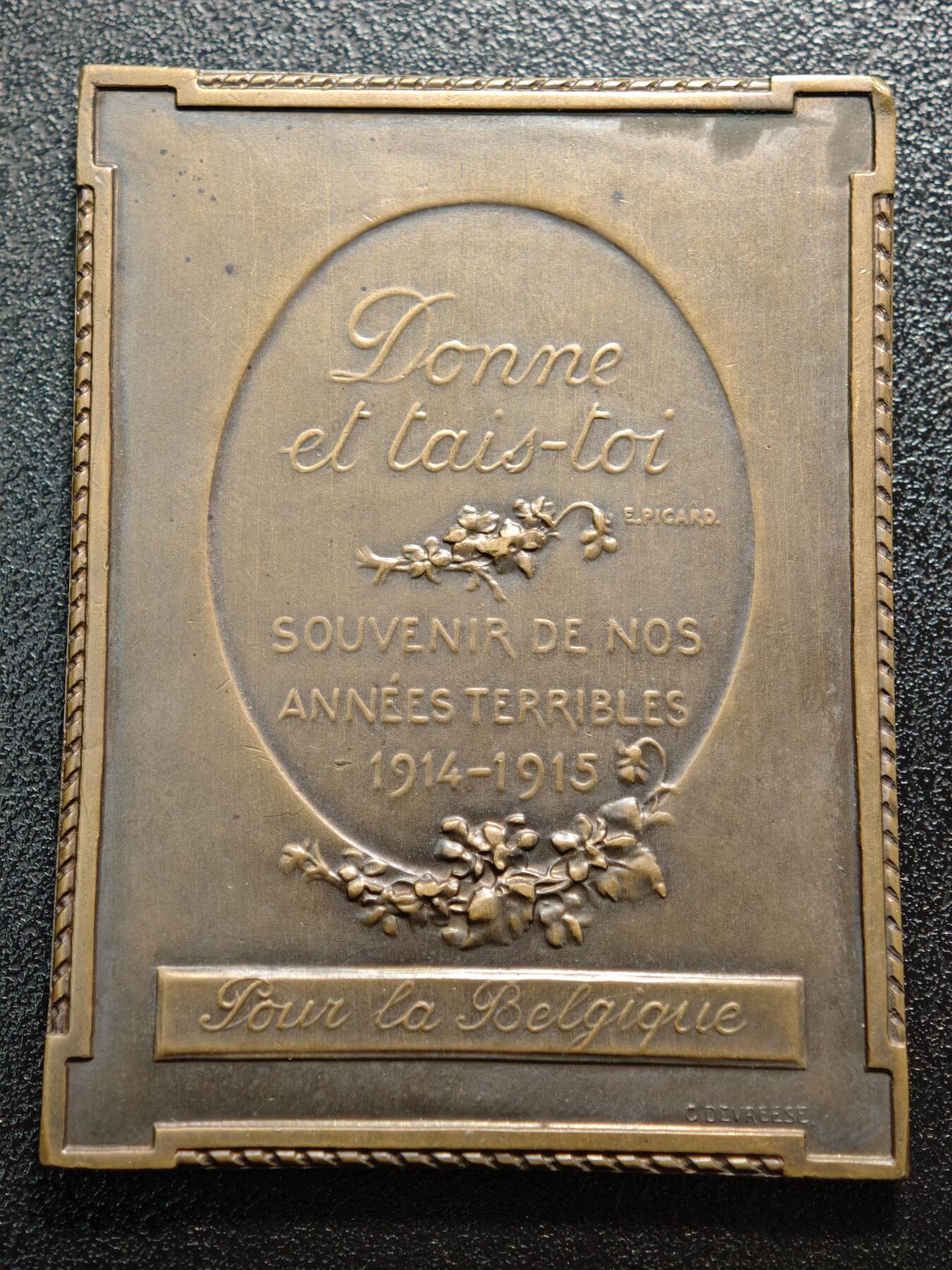 【德藏】世界币章拍卖第158期（拍品征集中~欢迎藏友联系） 1915年 比利时雕塑家戈德弗鲁瓦·德夫雷斯（Godefroid Devreese）创作一战比利时人道主义援助矩形纪念铜章，是为纪念1914-1915年比利时在一战中接受的民间援助而打造的艺术纪念章 直径约：45.8mm×60.9mm；重约：65.3g