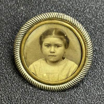 西秦中古拍卖第六十九期 - 法国一战女孩照片胸针