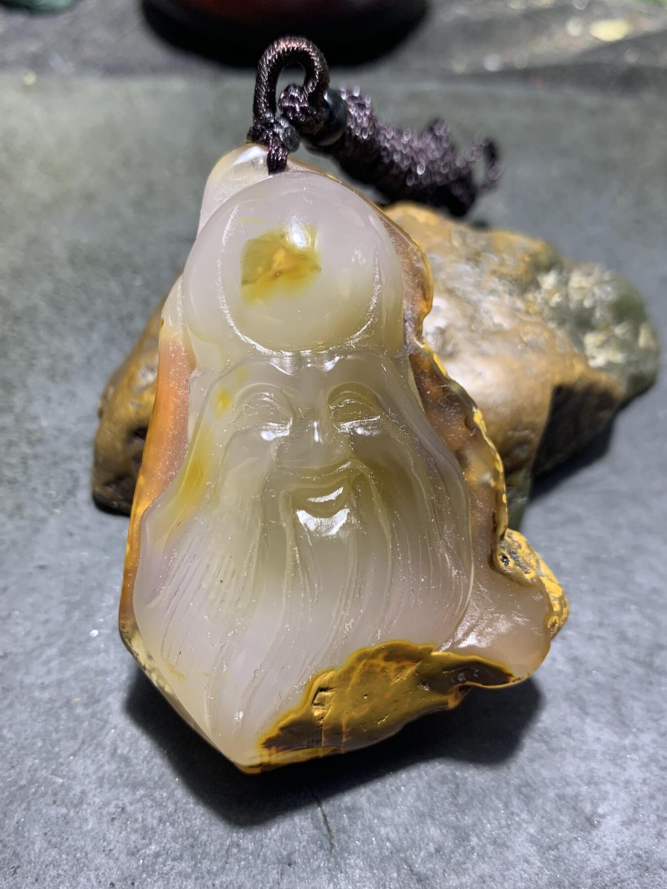 精美天然原皮马达加斯加玛瑙雕刻寿星吊坠(把件)一个，