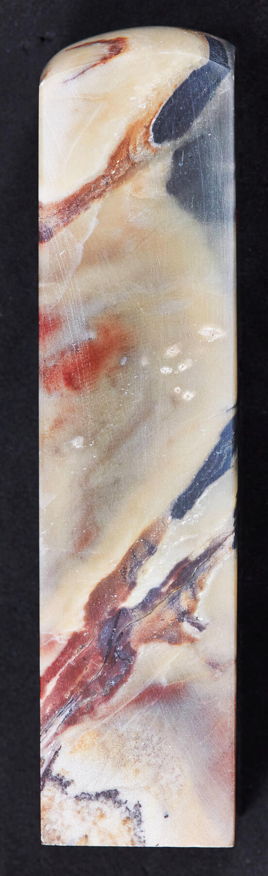 【俄甄集藏】2026年(046)01-07 星期三 晚 19:30 全场包邮 精美昌化石微雕山水印章（产地中国浙江），高：110mm，底座：27mm×27mm，重量：210.45克，色彩斑斓，俏色巧雕，难得