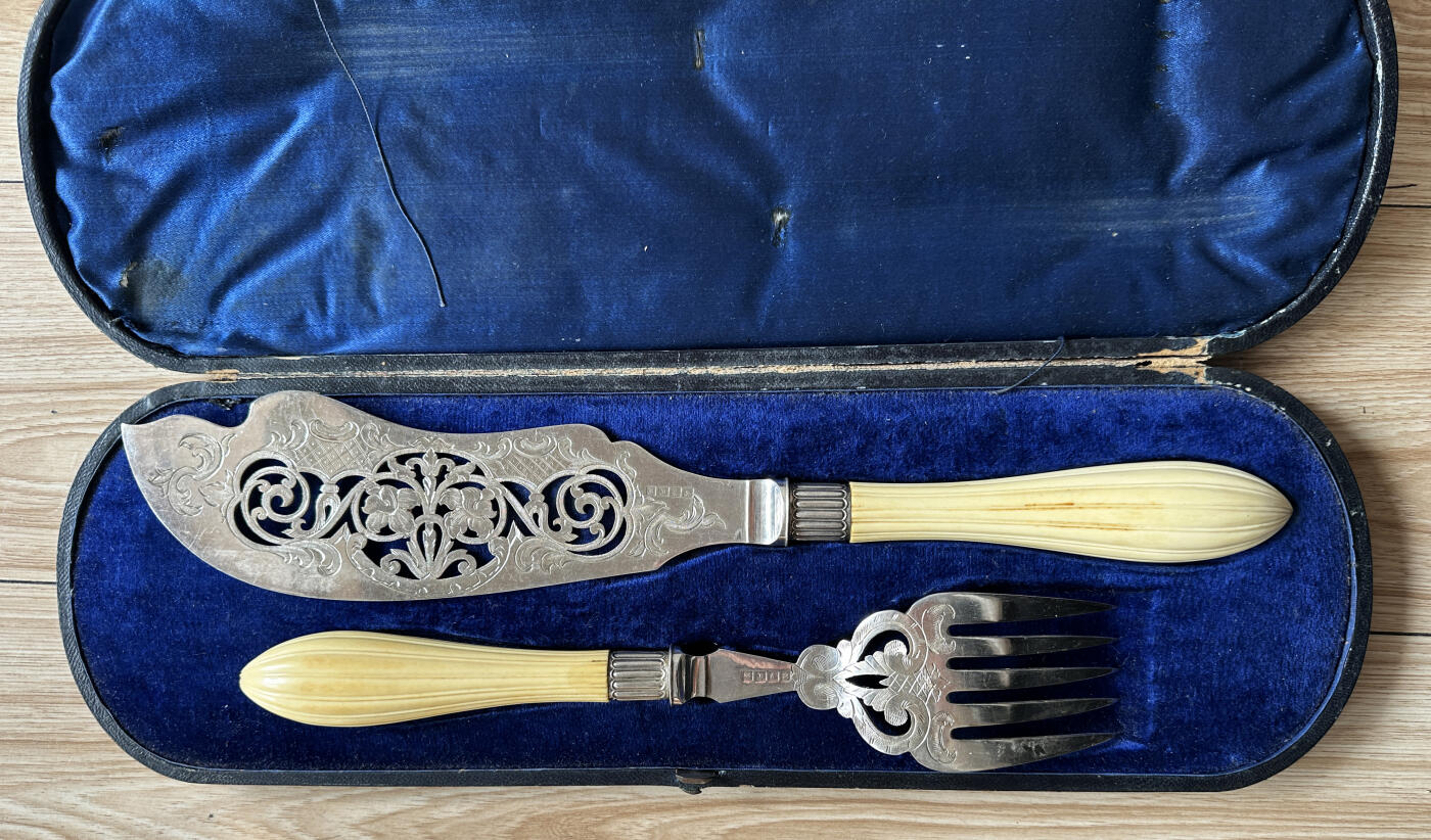 【俄甄集藏】2026年(046)01-07 星期三 晚 19:30 全场包邮 英国19世纪维多利亚时期白色珍贵材料镶嵌刻花古董纪念大型甜点餐刀、餐叉两支一套，原盒，刀长：355mm，宽：60mm；叉长：255mm，宽：50mm，总重量：309.1克