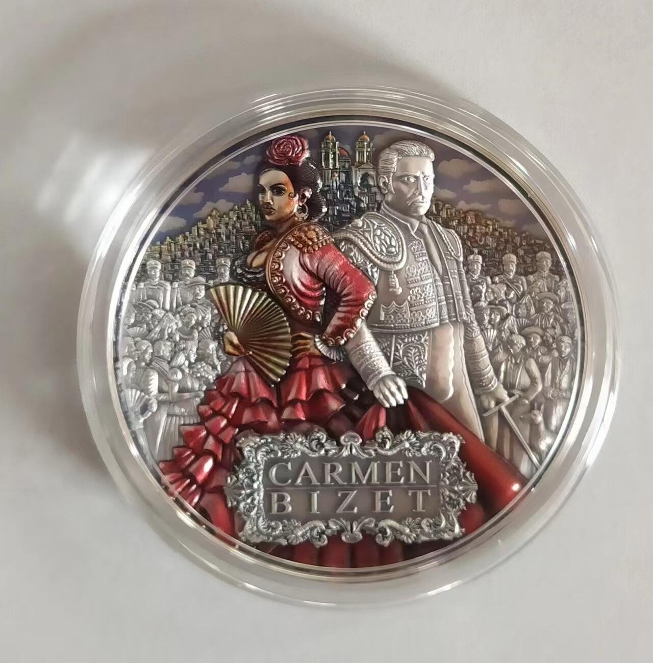 第185期拍卖 纽埃2022年，世界最著名(比才)歌剧《卡门》，2盎司加大(直径达55mm)，超高、超精浮雕, 仿古、全景、彩色银币. 盒证全. 遵照国际最高银币质量标准制造. 采用“全景”设计，人物与背景充满了画面，超高精细浮雕远、中、近景层次分明，工艺细致. 实物更加立体震撼,非常漂亮. 应景当前巴黎奥运会热门银币. 国外售价350美元