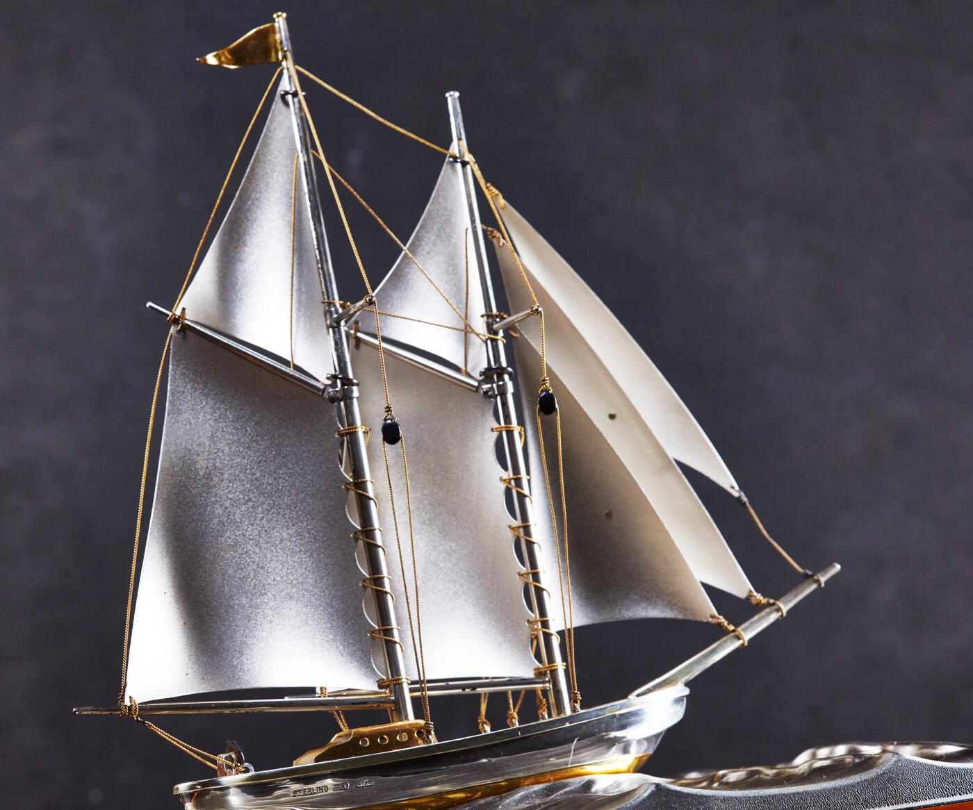 【俄甄集藏】2026年(046)01-07 星期三 晚 19:30 全场包邮 日本1950年代古董精工纯银帆船摆件，高：45mm，长：170mm，宽：45mm，底座：275mm×170mm，船身为96%银质，底板为铜质镀银，纯银部分总重量：119.3克，克重不包含木质底座，镀银底版