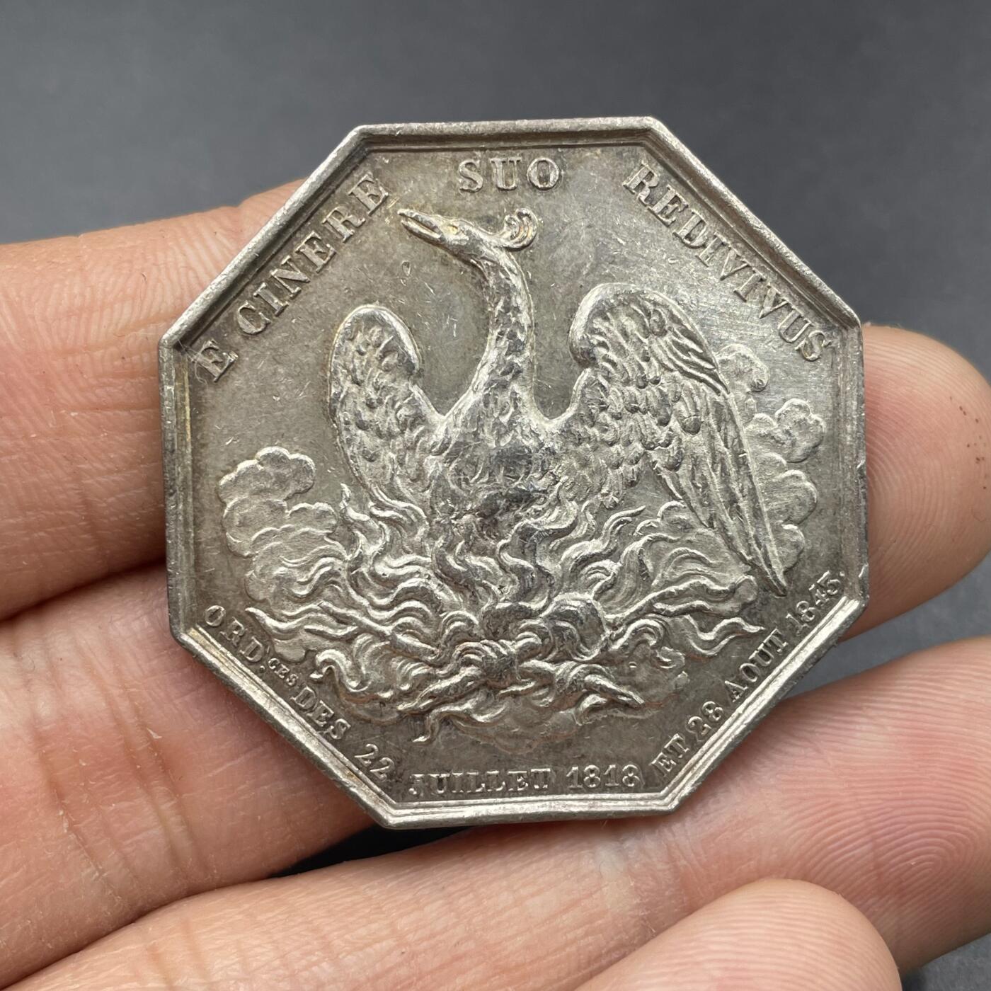 「木头集藏」“冬至雅藏”——章牌精品专场！ 法国火灾互助保险八角银章，直径：34.6 mm，16.3g，边铭：手指 ARGENT，章面主体是浴火重生的不死鸟浮雕，环绕拉丁文“EX CINERE SUO REDIVIVUS”（从自身灰烬中重生），品相还不错。