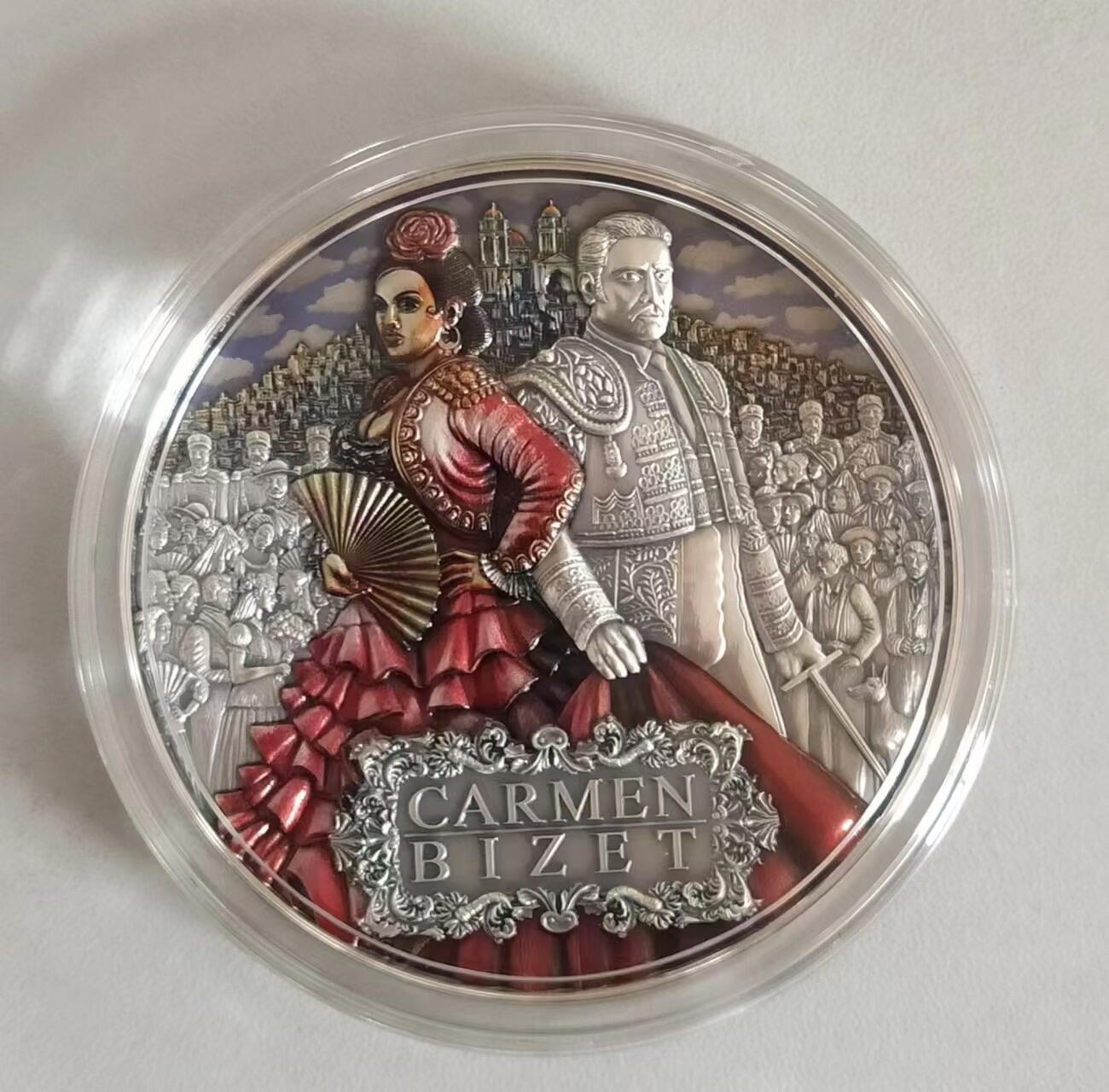 第185期拍卖 纽埃2022年，世界最著名(比才)歌剧《卡门》，2盎司加大(直径达55mm)，超高、超精浮雕, 仿古、全景、彩色银币. 盒证全. 遵照国际最高银币质量标准制造. 采用“全景”设计，人物与背景充满了画面，超高精细浮雕远、中、近景层次分明，工艺细致. 实物更加立体震撼,非常漂亮. 应景当前巴黎奥运会热门银币. 国外售价350美元