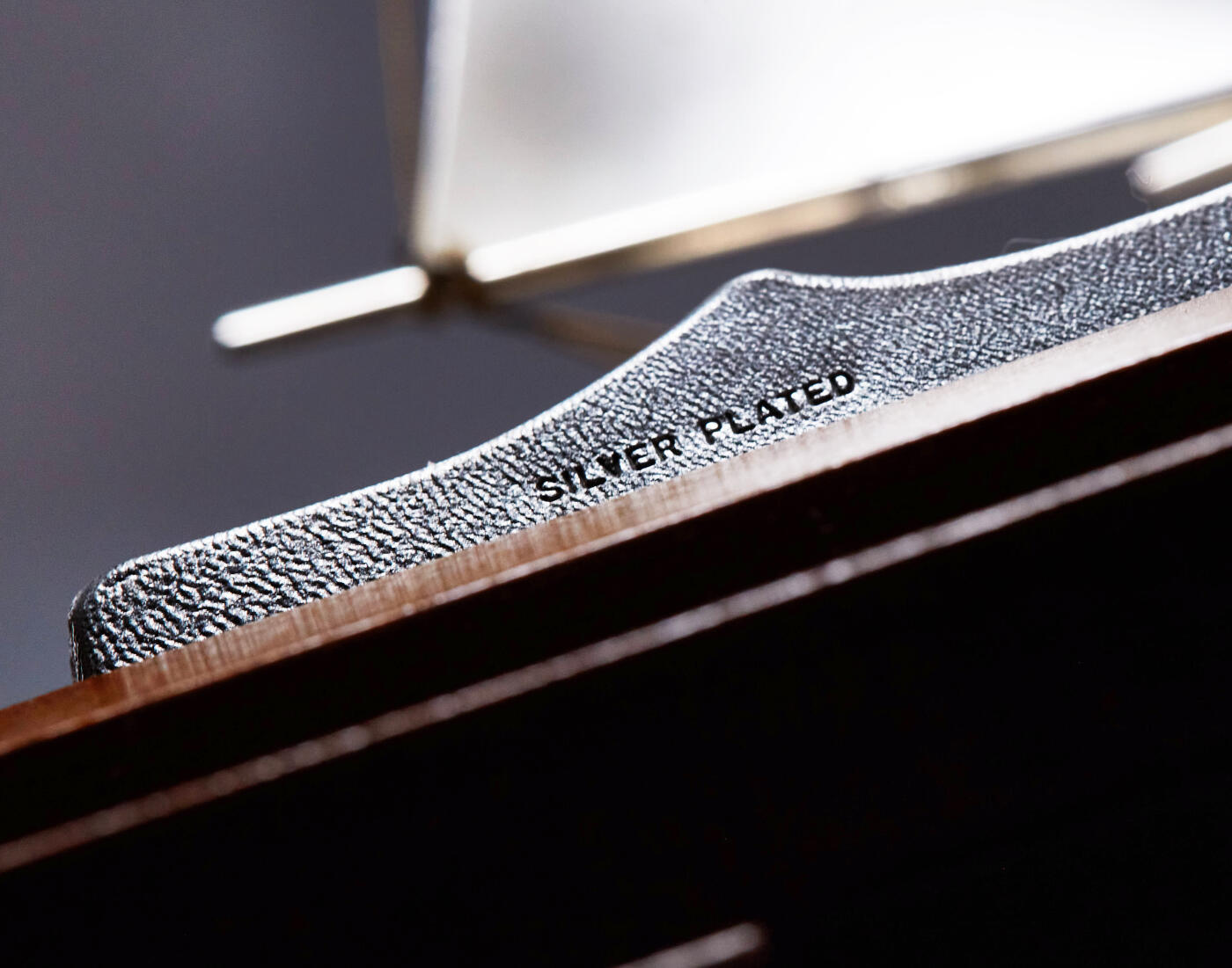 【俄甄集藏】2026年(046)01-07 星期三 晚 19:30 全场包邮 日本1950年代古董精工纯银帆船摆件，高：45mm，长：170mm，宽：45mm，底座：275mm×170mm，船身为96%银质，底板为铜质镀银，纯银部分总重量：119.3克，克重不包含木质底座，镀银底版