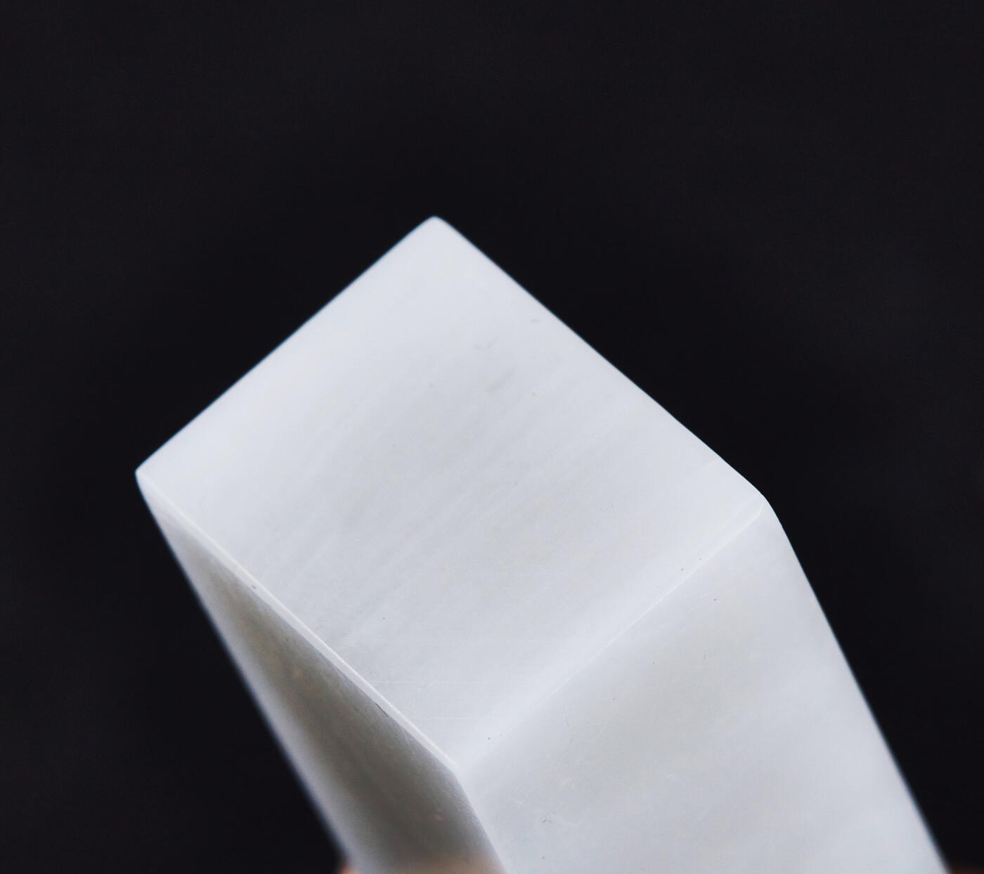 【俄甄集藏】2026年(046)01-07 星期三 晚 19:30 全场包邮 精美奶白冻石方料印章（产地中国青海），高：60mm，底座：22mm×27mm，重量：98.83克，质地清纯