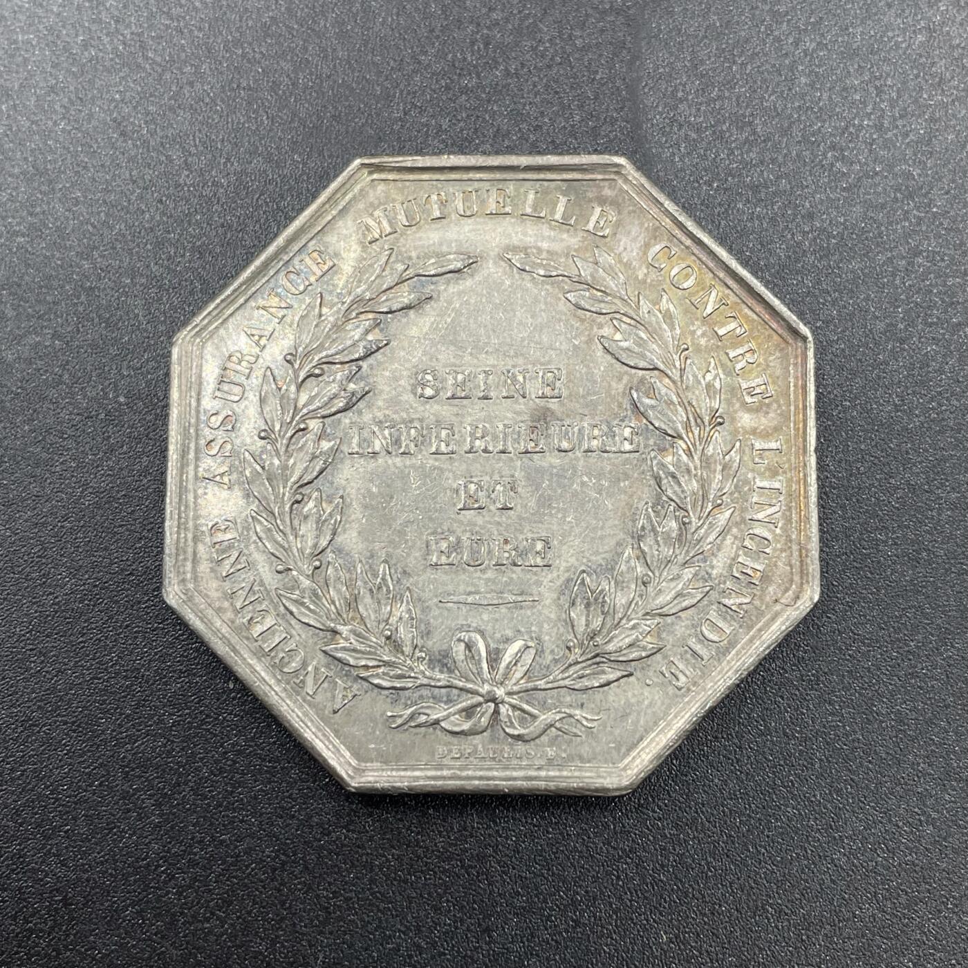 「木头集藏」“冬至雅藏”——章牌精品专场！ 法国火灾互助保险八角银章，直径：34.6 mm，16.3g，边铭：手指 ARGENT，章面主体是浴火重生的不死鸟浮雕，环绕拉丁文“EX CINERE SUO REDIVIVUS”（从自身灰烬中重生），品相还不错。