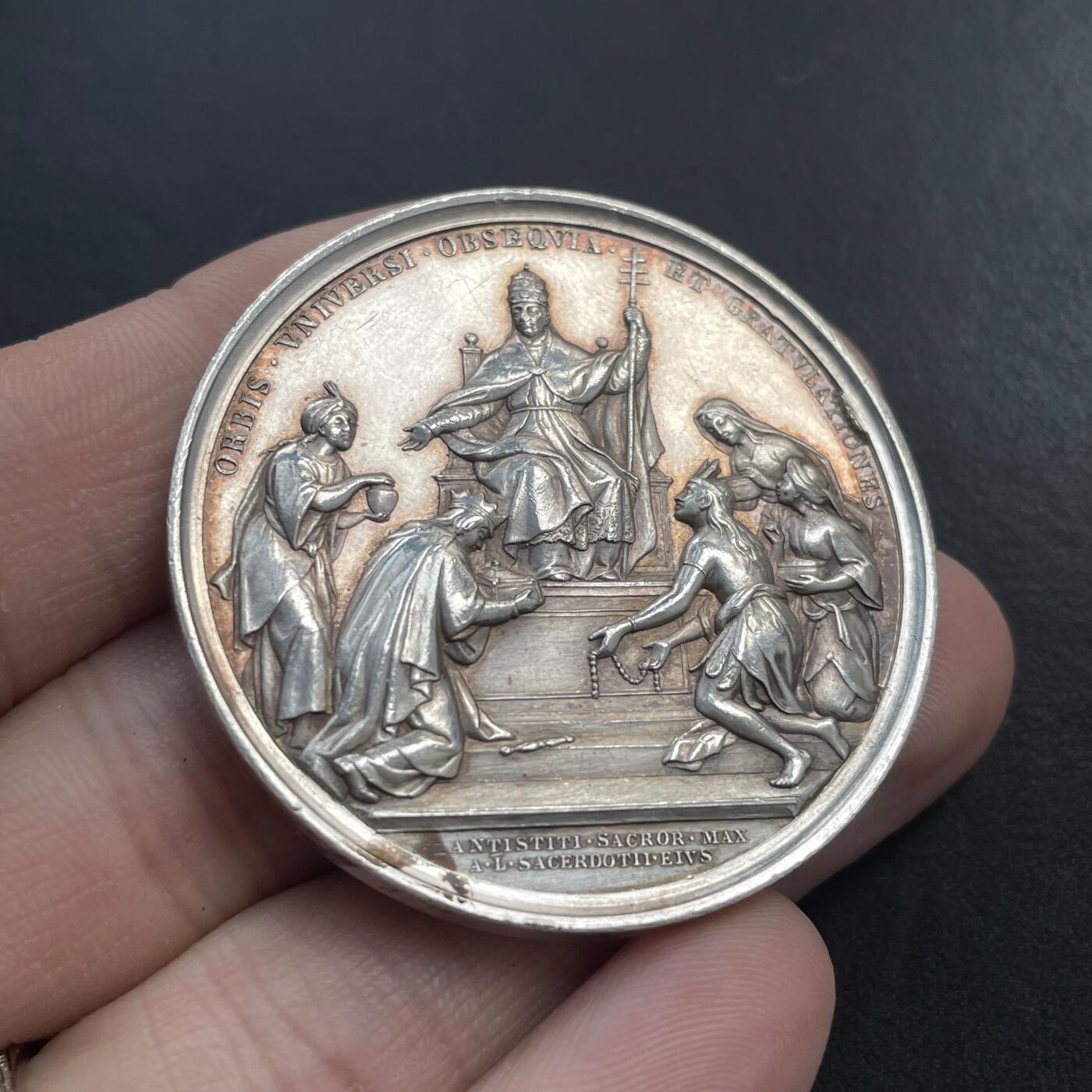 「木头集藏」“冬至雅藏”——章牌精品专场！ 1888年梵蒂冈教皇利奥十三世担任神职五十周年纪念银章，直径：43.5mm，35.7 g，少见教皇银章，高浮雕刻画，细节丰富，品相不错！1837年任神父。1843年，作为教皇格列高列十六世的全权代表，总领主教衔派驻布鲁塞尔，对欧洲的工业化和议会制度有所了解。1846年在佩鲁贾教区任主教。1853年任枢机主教，1877年前往教廷，任事务长，开放梵蒂冈珍藏，鼓励研究圣经。1878年2月任教皇。