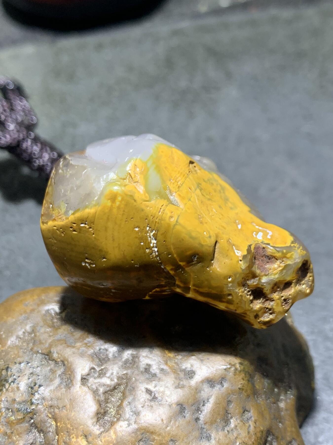 精美天然原皮马达加斯加玛瑙雕刻寿星吊坠(把件)一个，