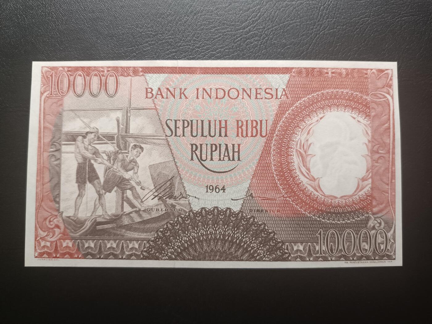 2025十二月第四期，总209期 印度尼西亚1964红版10000卢比AUNC边不齐，稀有补号前缀X无47倒置号豹子头11191，传统捕鱼，少见早期红色版本