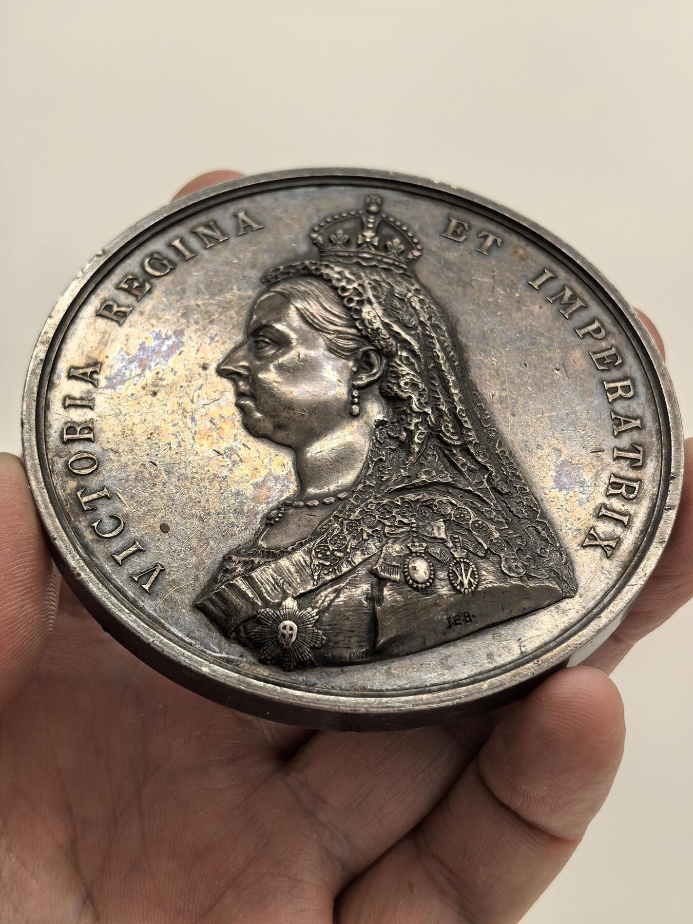 博洋堂世界钱币拍卖第153期（全场包邮） 1887年英国维多利亚女王登基50周年纪念大银章，直径77mm，重215克。正面维多利亚女王头像，背面神话天使加冕场景