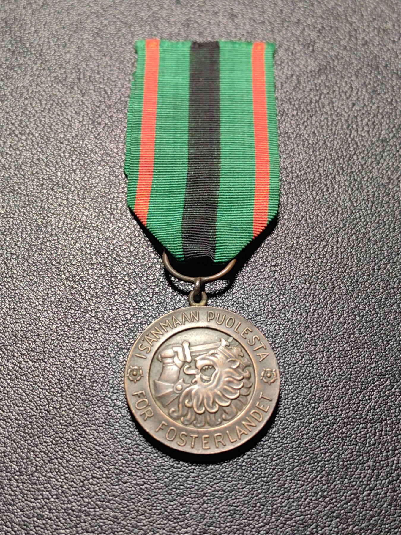 靖甫拍卖第十三场 芬兰二级自由功绩奖章（功绩奖铭文不同且绶带不同）