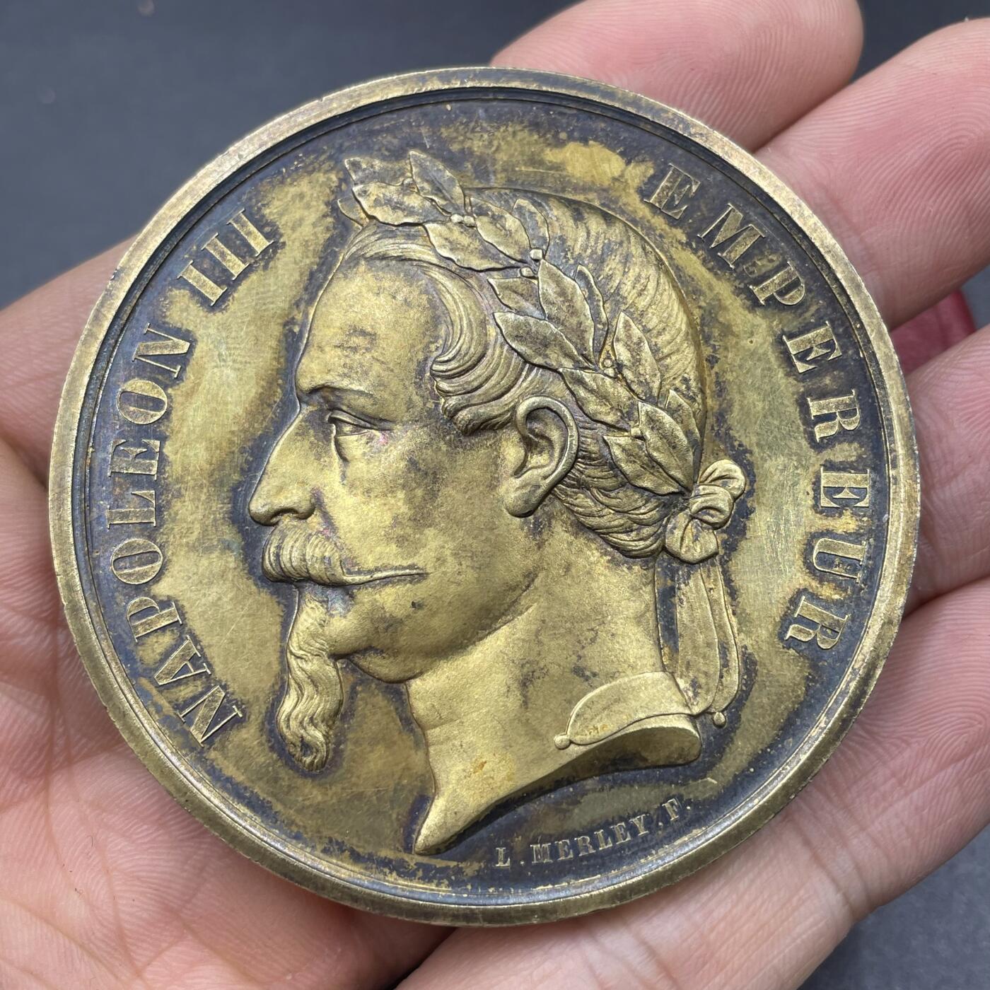 「木头集藏」“冬至雅藏”——章牌精品专场！ A.MERLEY.F～1868年法国马恩河畔沙隆地区农业、园艺与葡萄种植博览会原盒镀金大银章，直径：57.2 mm，88.2 g，边铭：蜜蜂 ARGENT，品相很不错，原盒正常扣合（打开略吃力），章面装饰有牛、马、羊等牲畜头雕，搭配葡萄藤、麦穗等农业元素，还有犁、车轮等农具图案，正中刻有“HORTICULTURE”（园艺），直观体现博览会聚焦农业、园艺与葡萄种植的主题。