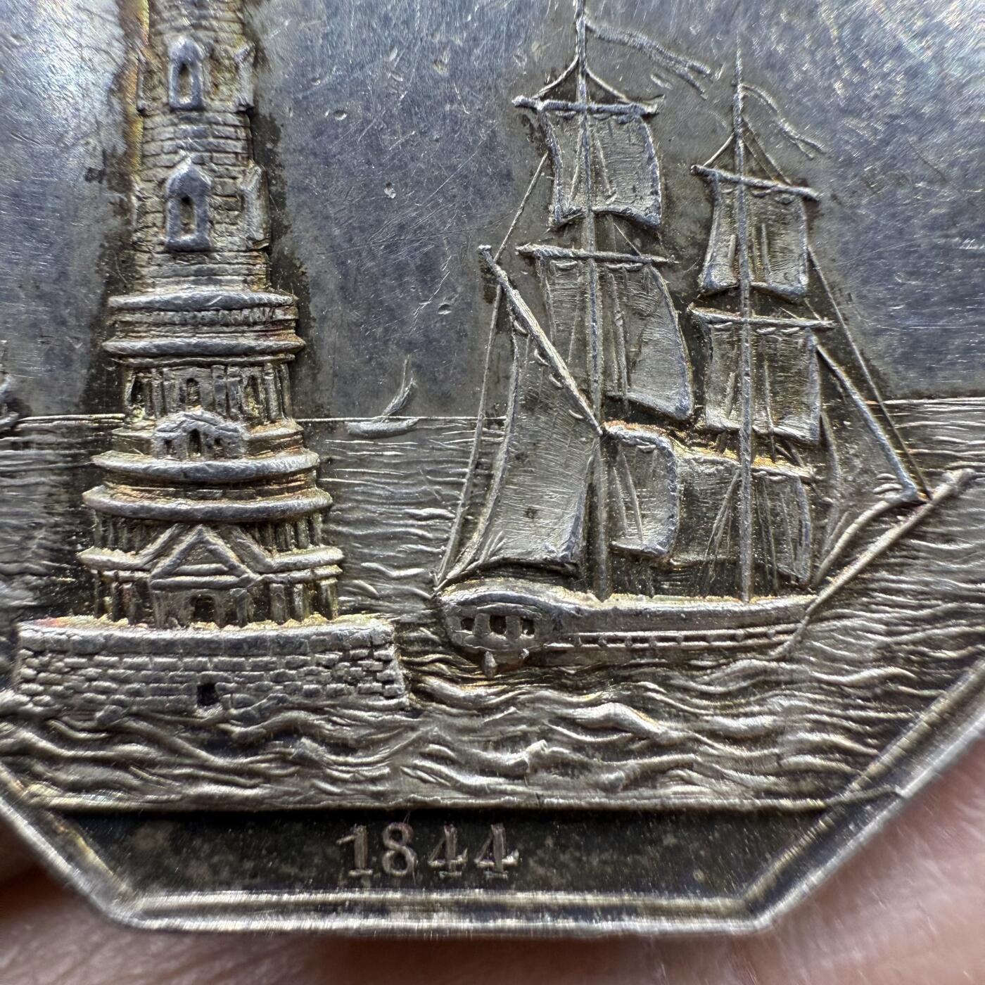 「木头集藏」“冬至雅藏”——章牌精品专场！ 法国波尔多吉伦特省海洋保险公司八角银章，直径：34.7 mm，18.2 g，边铭：蜜蜂 ARGENT，背面中间是带有皇冠的波尔多城市盾徽浮雕，两侧装饰麦穗、葡萄藤等代表吉伦特省农业与酿酒业的元素，刻画细致，少见八角。