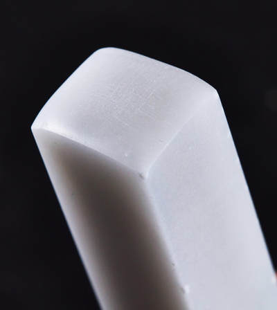 【俄甄集藏】2026年(046)01-07 星期三 晚 19:30 全场包邮 - 精美奶白冻石方料印章（产地中国青海），高：90mm，底座：21mm×26mm，重量：131.85克，质地清纯