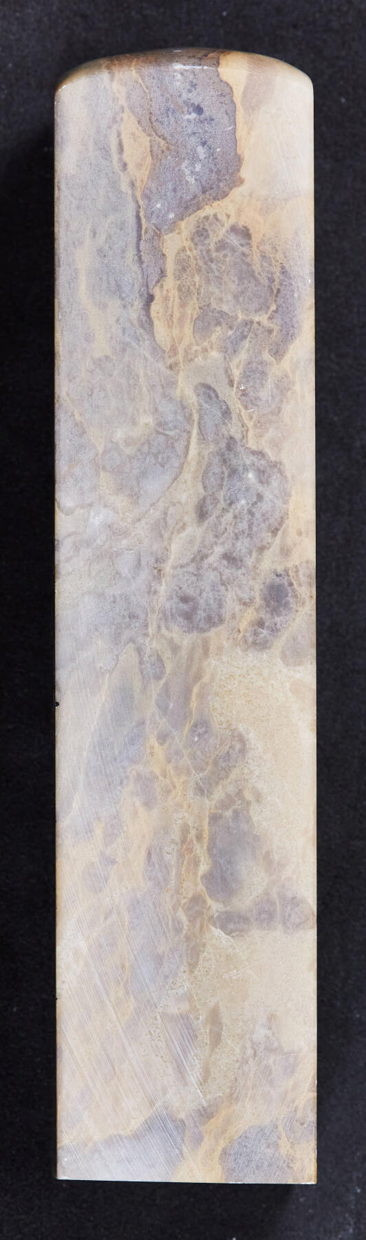 【俄甄集藏】2026年(046)01-07 星期三 晚 19:30 全场包邮 精美昌化石微雕山水印章（产地中国浙江），高：110mm，底座：25mm×25mm，重量：170.45克，质地温润，俏色巧雕，难得