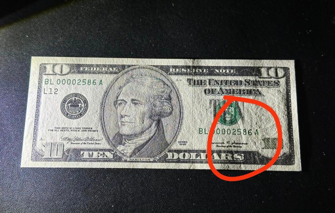 1999年（首发）大头10，有类似于压痕的线（具体请自行判断）其余全新，带册子，有需要直接购买的请禾厶