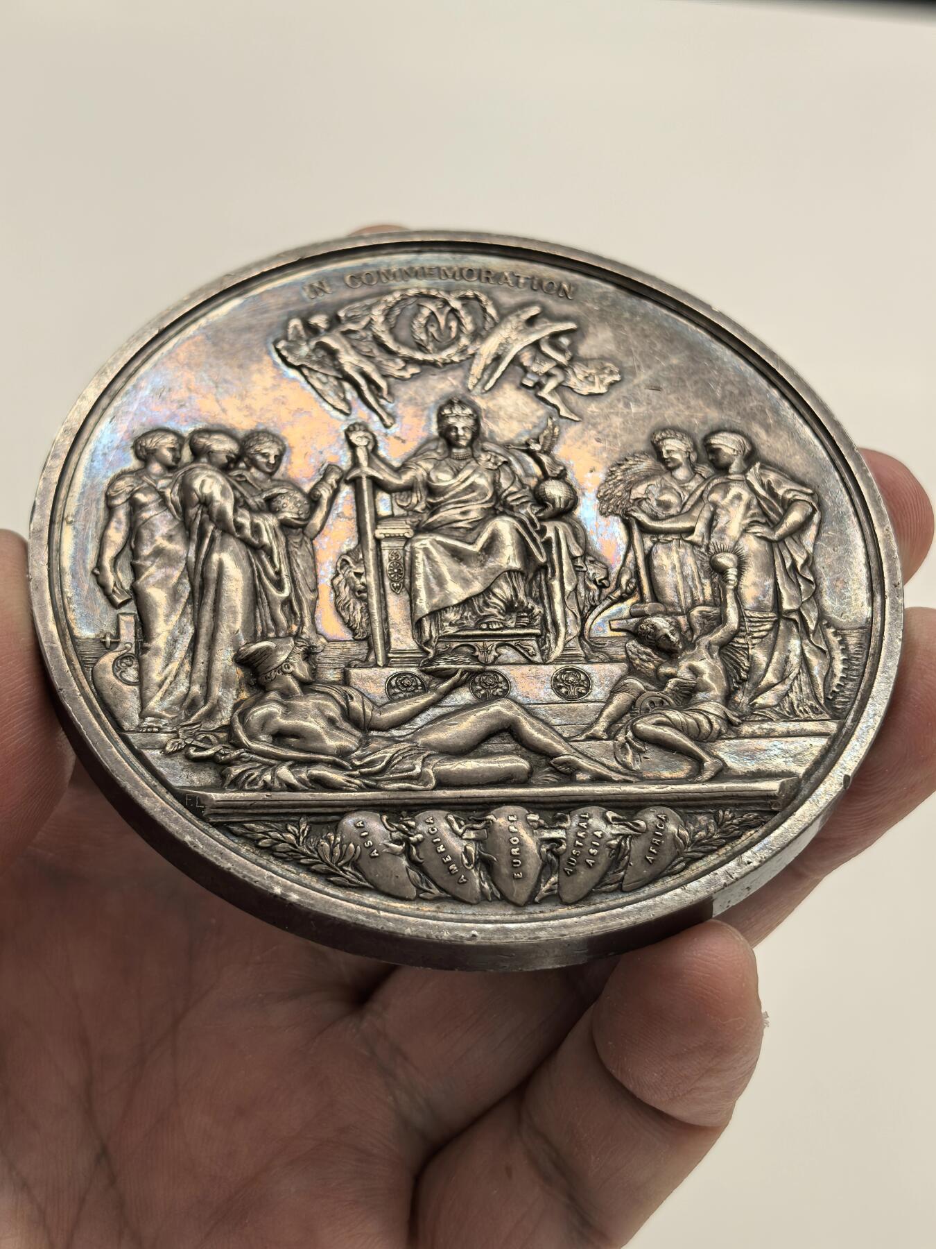 博洋堂世界钱币拍卖第153期（全场包邮） 1887年英国维多利亚女王登基50周年纪念大银章，直径77mm，重215克。正面维多利亚女王头像，背面神话天使加冕场景