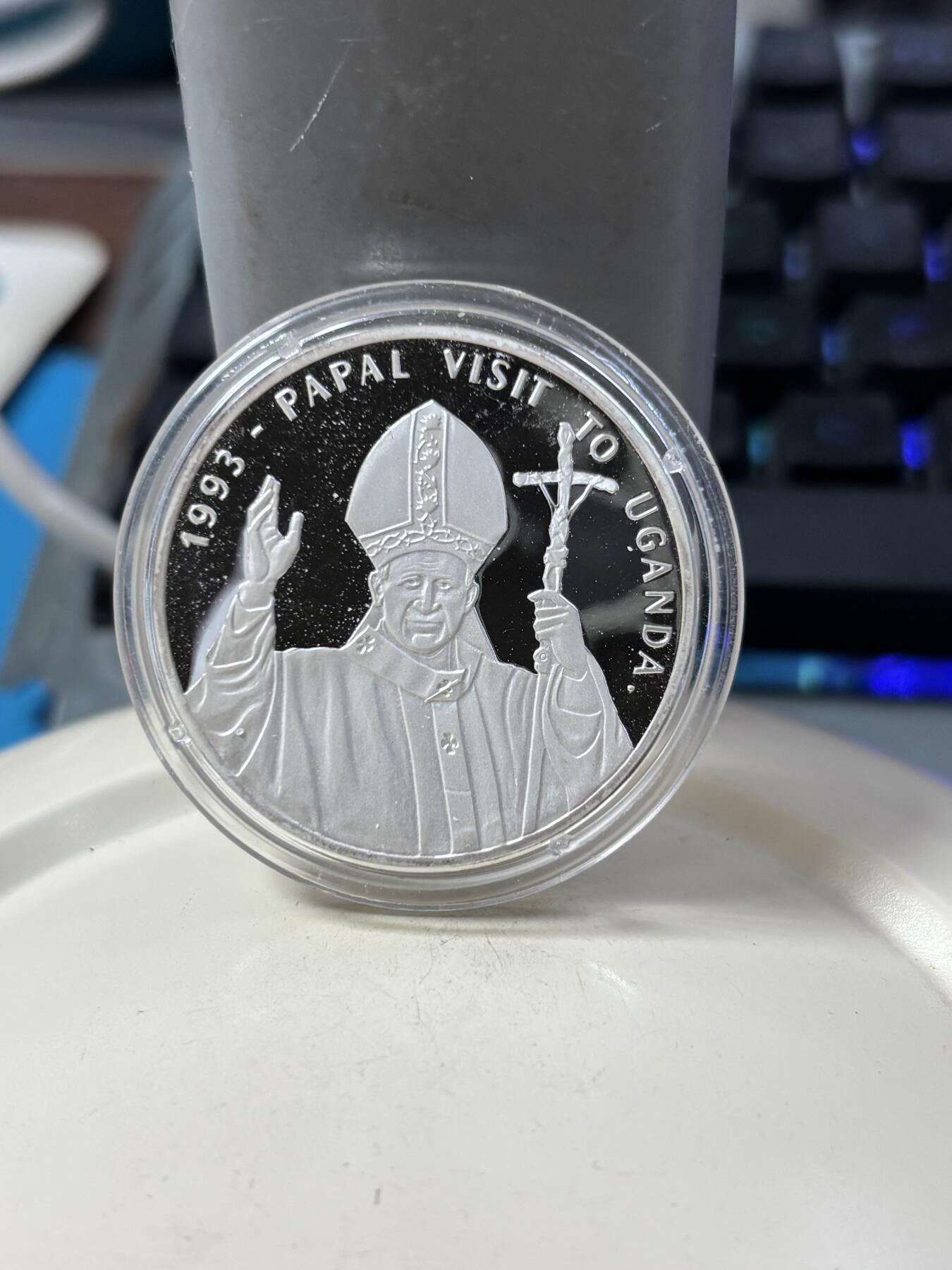 第185期拍卖 乌干达1993年教皇访问20克纪念银币，999银，银价299元
