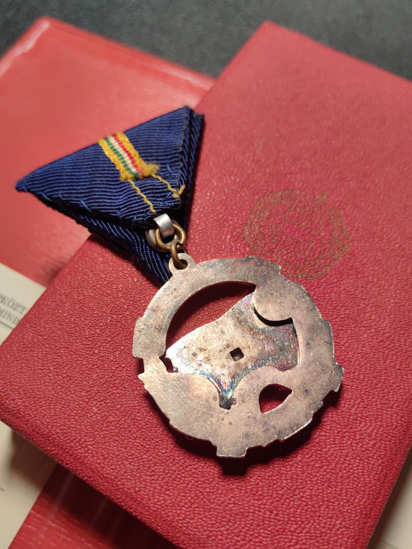 靖甫拍卖第十三场 匈牙利银级为祖国服务勋章带大小证