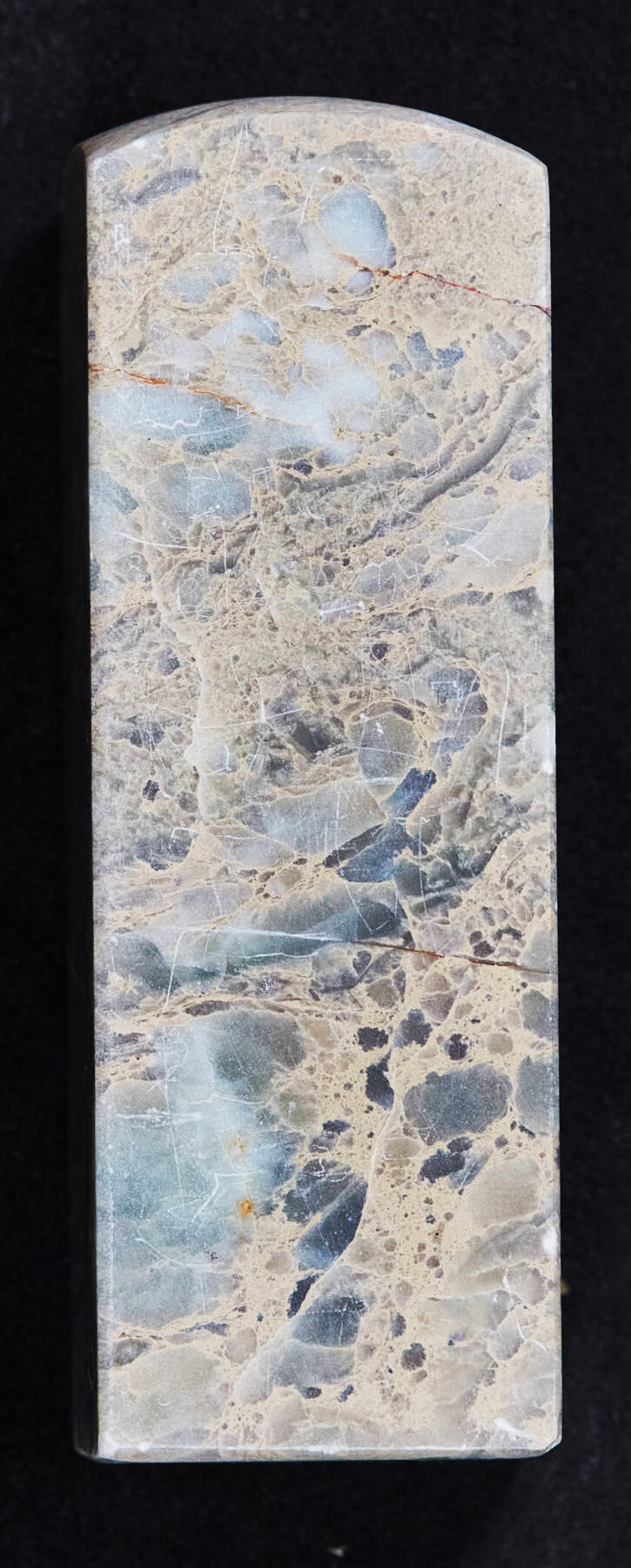 【俄甄集藏】2026年(046)01-07 星期三 晚 19:30 全场包邮 精美花坑石方料印章（产地中国四川），高：58mm，底座：19mm×19mm，重量：56.18克，花纹奇特，温润如玉