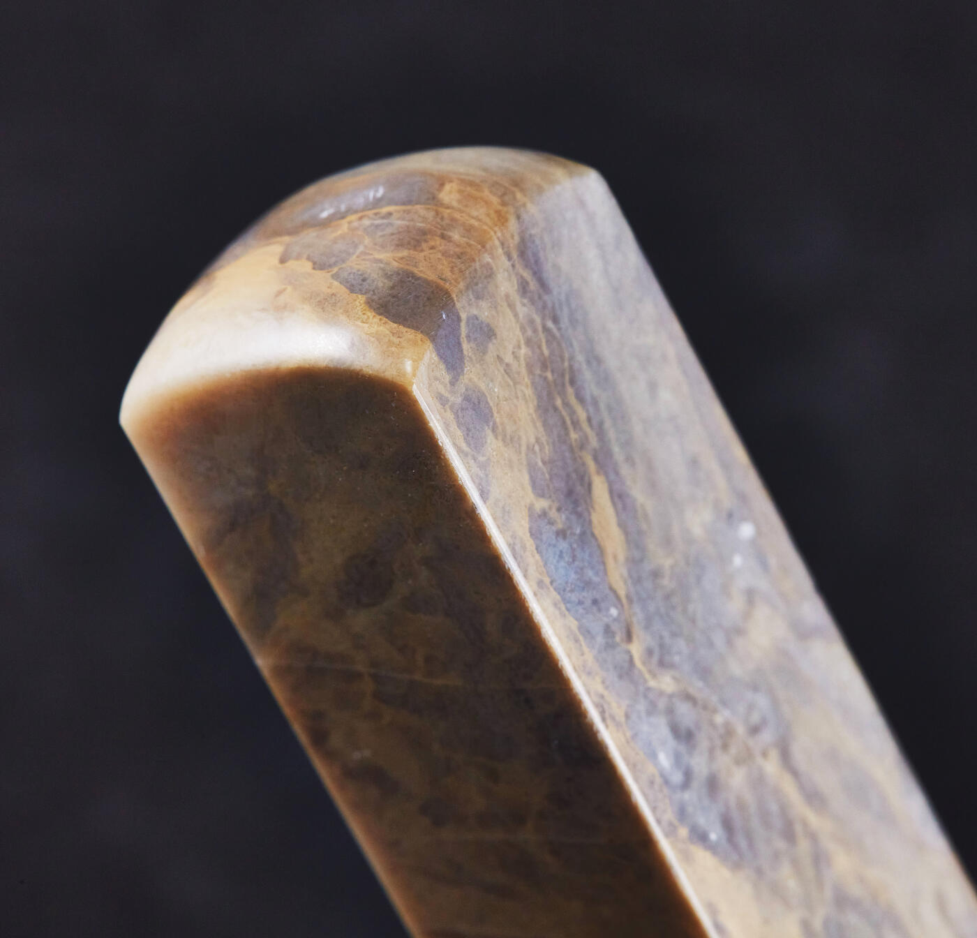 【俄甄集藏】2026年(046)01-07 星期三 晚 19:30 全场包邮 精美昌化石微雕山水印章（产地中国浙江），高：110mm，底座：25mm×25mm，重量：170.45克，质地温润，俏色巧雕，难得