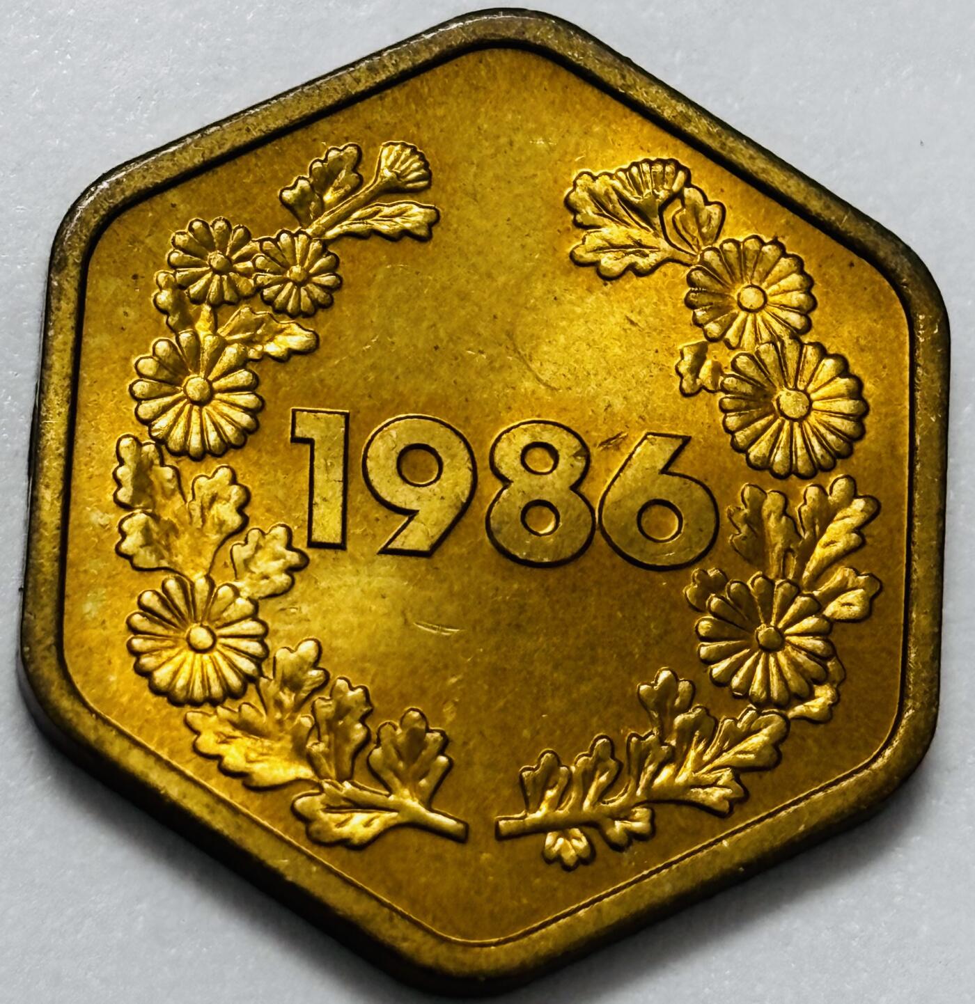 文馨钱币收藏第 286 场，圣诞节专场【 长期接收代拍品低至 0 佣金】 全新 1986 年日本桐叶纪念章