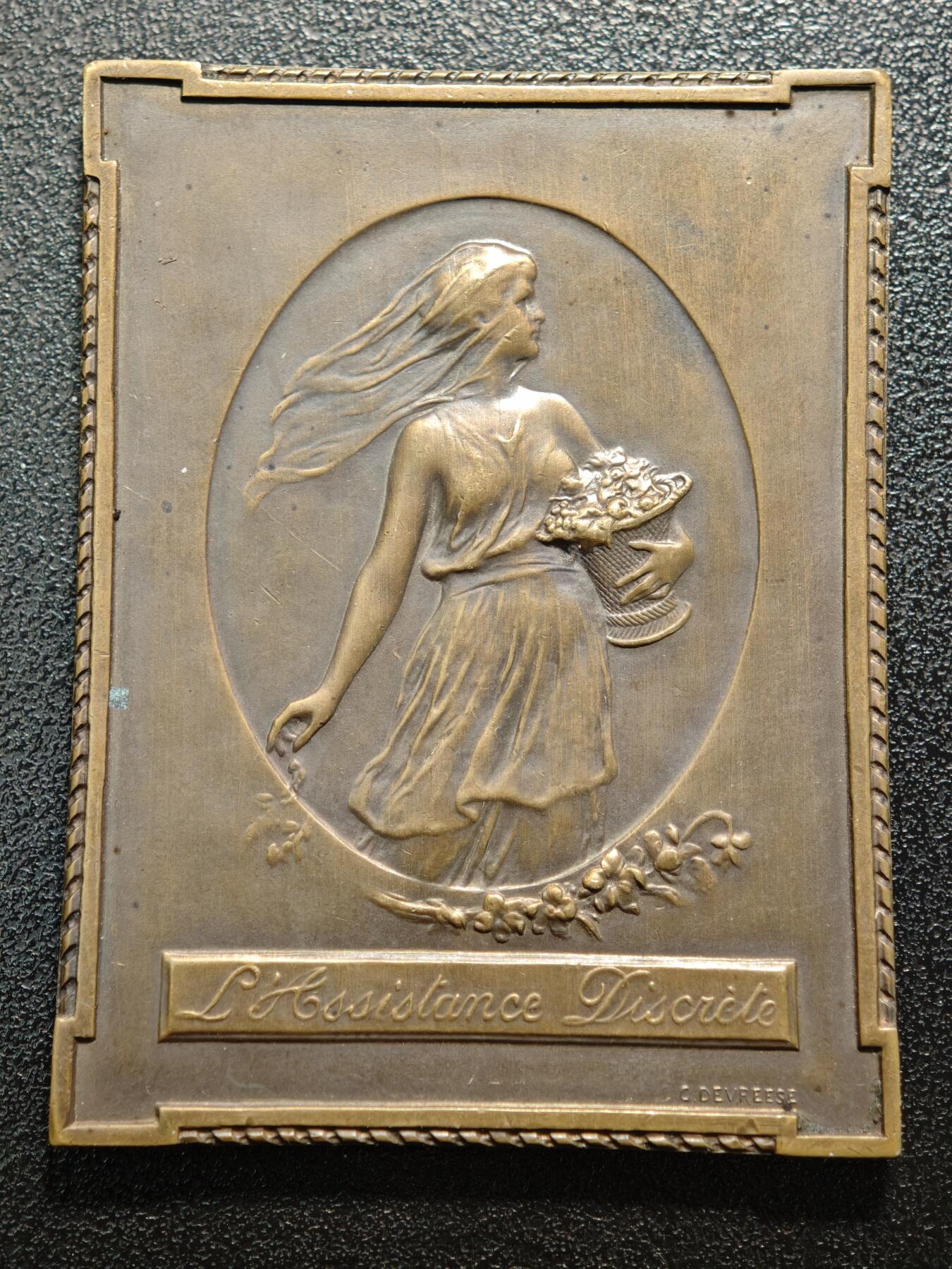 【德藏】世界币章拍卖第158期（拍品征集中~欢迎藏友联系） 1915年 比利时雕塑家戈德弗鲁瓦·德夫雷斯（Godefroid Devreese）创作一战比利时人道主义援助矩形纪念铜章，是为纪念1914-1915年比利时在一战中接受的民间援助而打造的艺术纪念章 直径约：45.8mm×60.9mm；重约：65.3g